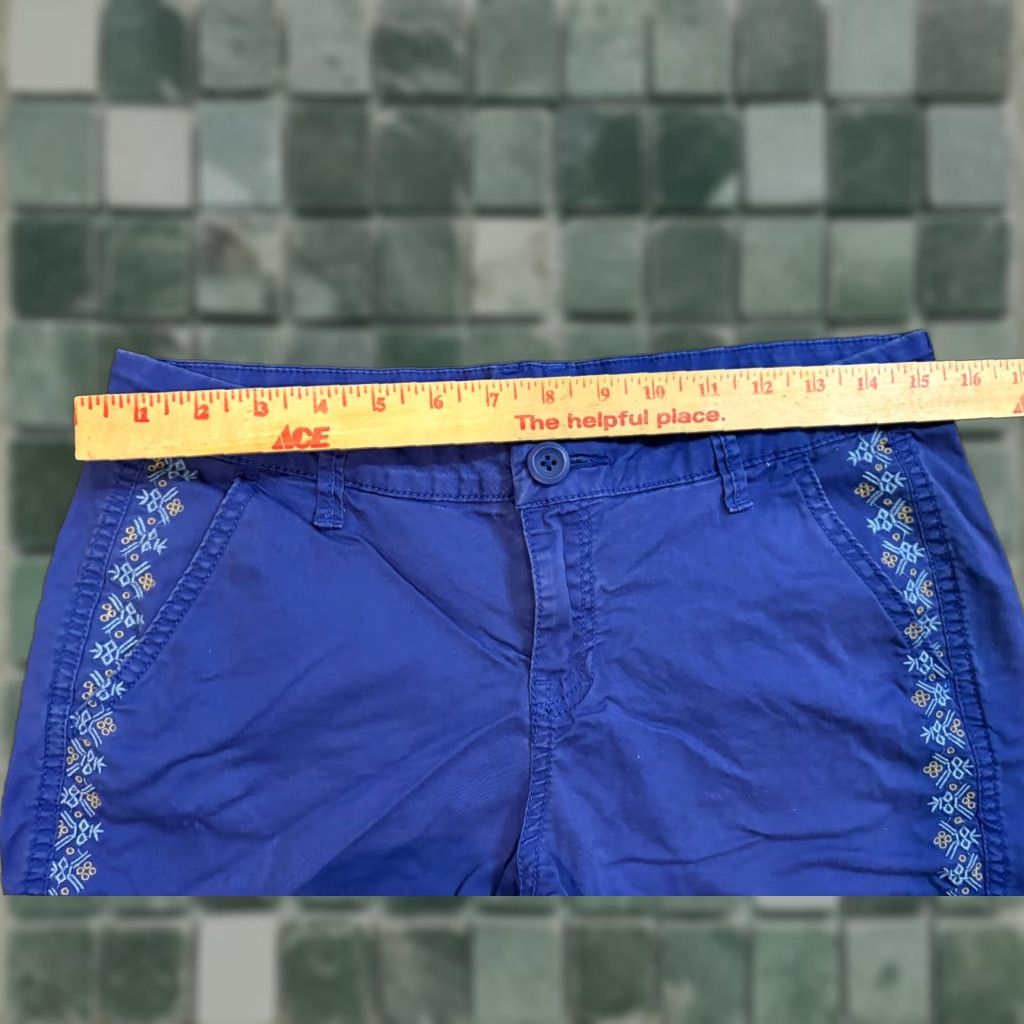 Vintage SONOMA Shorts Womens Size 6 Bermuda Casual Cotton Spandex Embordered Blue Pockets Elastic Waist Front Flat Front Embroidered Size 28" / US 6 / IT 42 - 1 Thumbnail