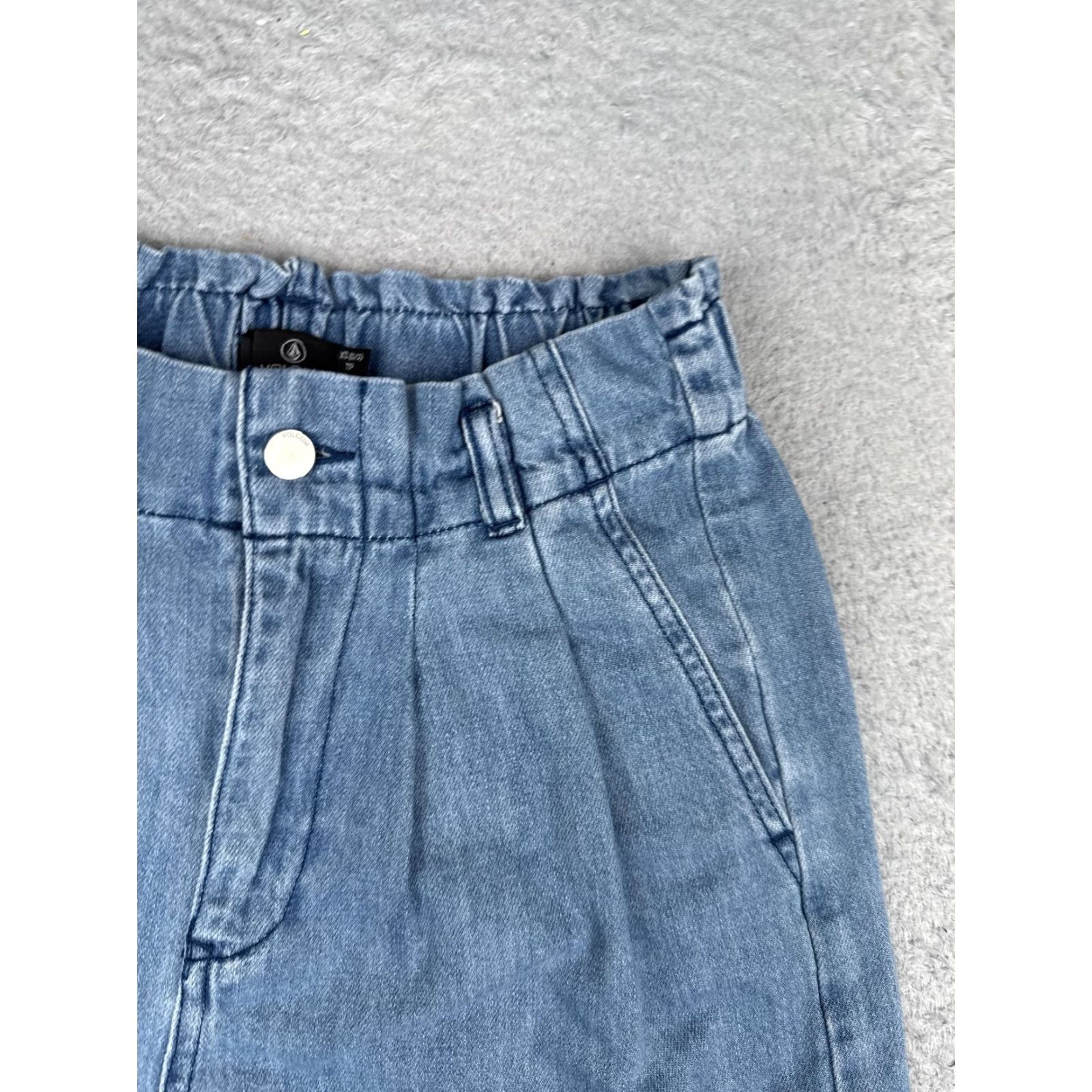 Volcom Volcom Denim Shorts Womens XS Blue High Rise Paperbag Pleated Elastic Waist 3" Summer Beach Casual Womens XS Blue Denim Paperbag Shorts Volcom Size 26" / US 2 / IT 38 - 5 Thumbnail