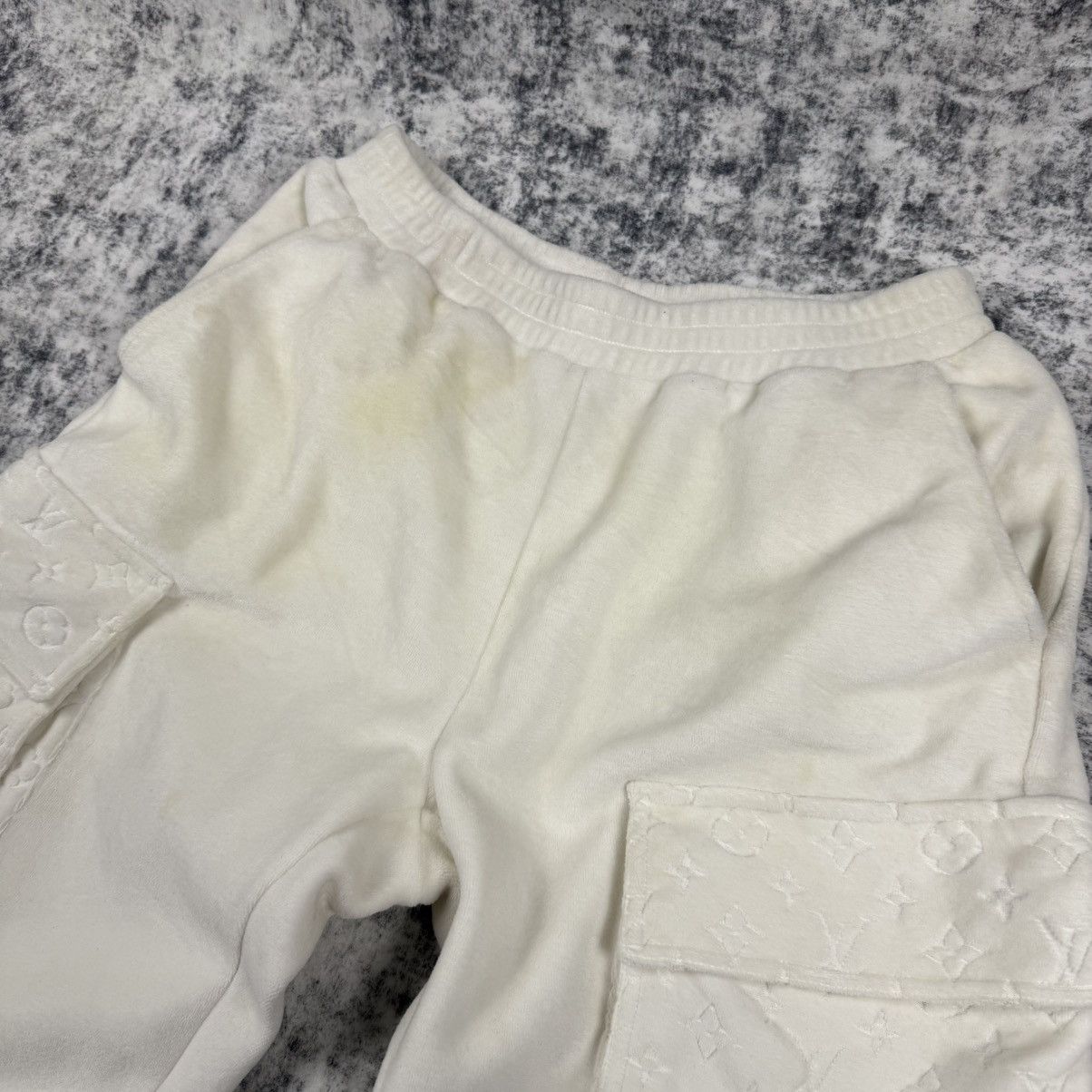 Louis Vuitton Louis Vuitton Monogram Flocked Logo ‘White’ Sweatpants Size US 32 / EU 48 - 2 Thumbnail