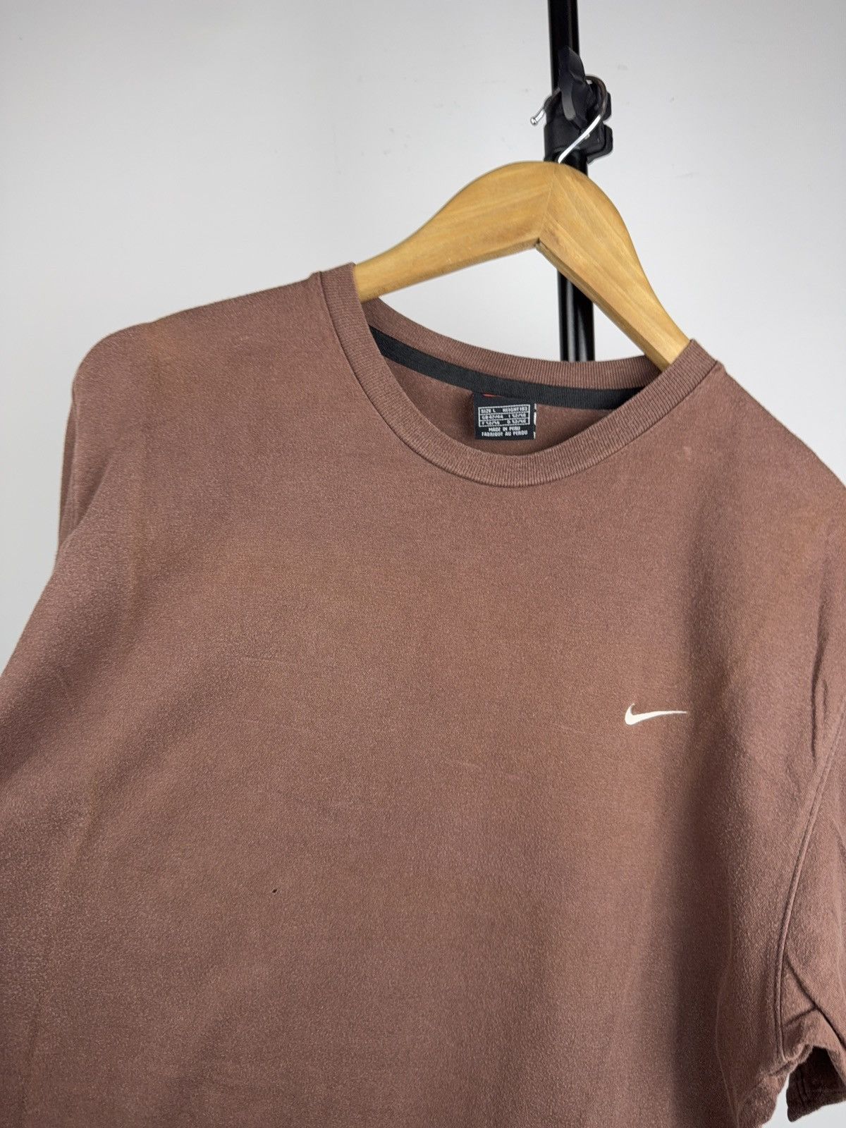 Nike Vintage 90s Nike Faded Mini Swoosh Brown T-Shirt Vintage Y2K Size US L / EU 52-54 / 3 - 6 Thumbnail