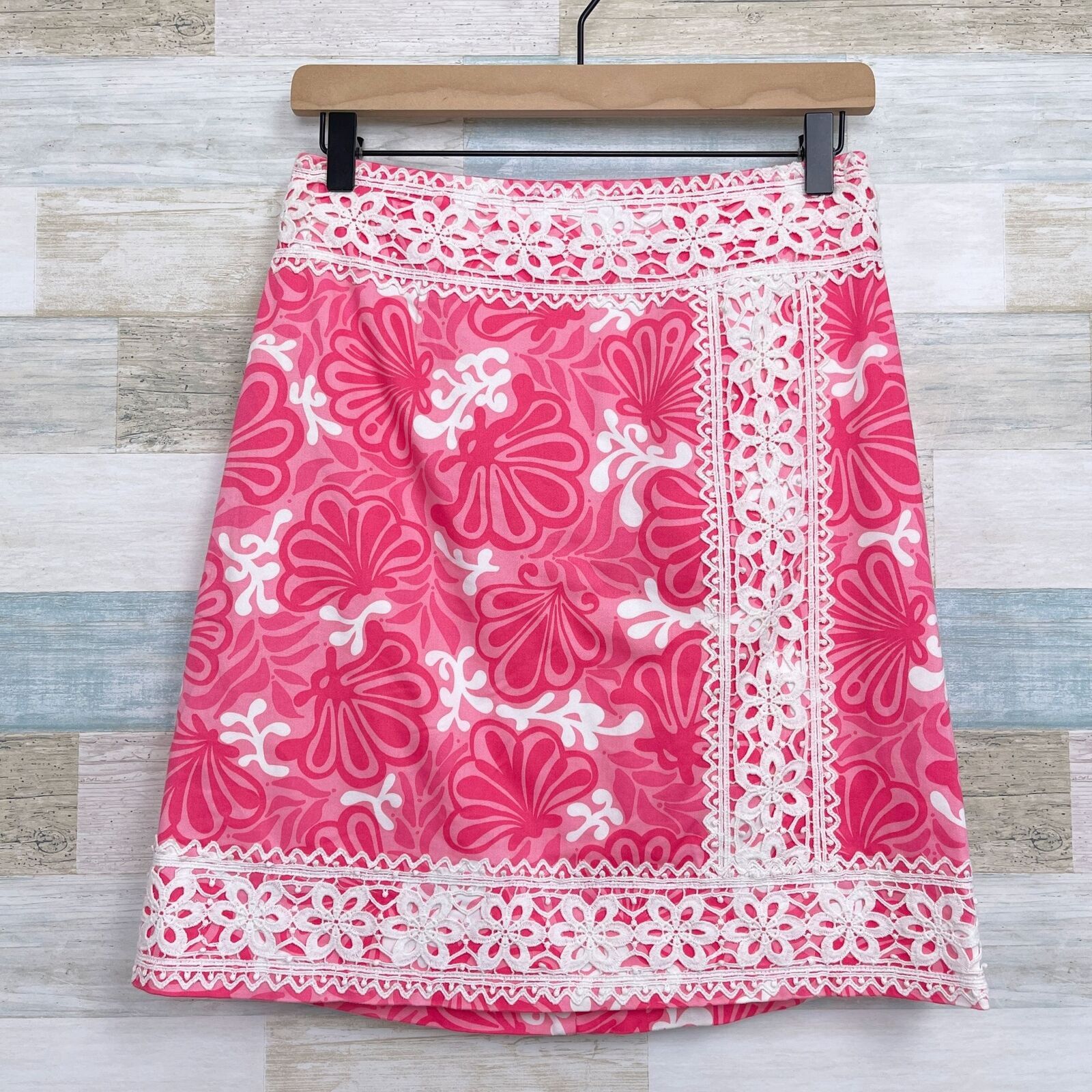 Lilly Pulitzer Lilly Pulitzer Doily Lace Pencil Skirt Pink White Floral 2 Size 26" / US 2 / IT 38 - 1 Thumbnail
