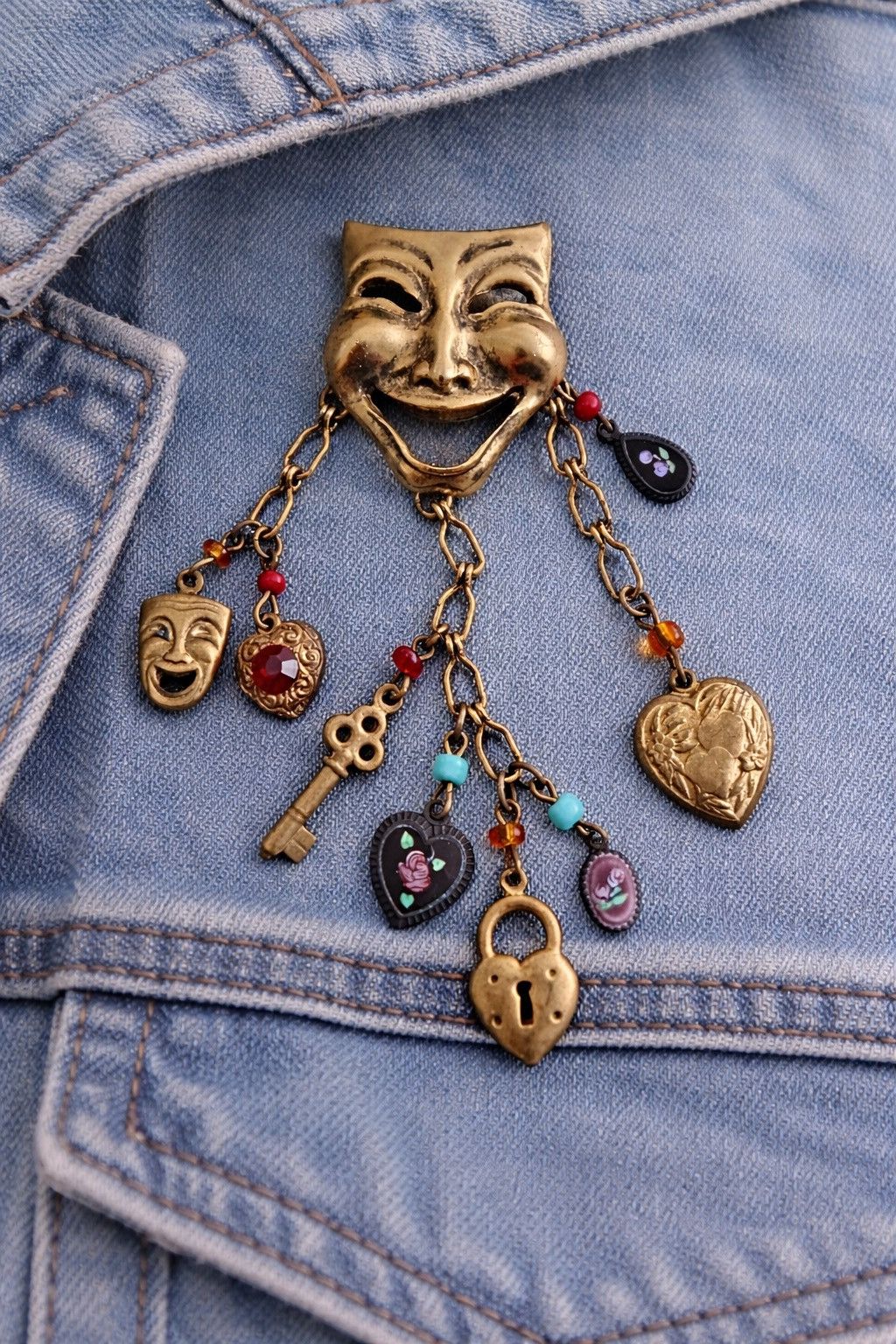 Other Rare Vintage Gold Tone Theater Mask Dangle Brooch Pin Size ONE SIZE - 1 Thumbnail