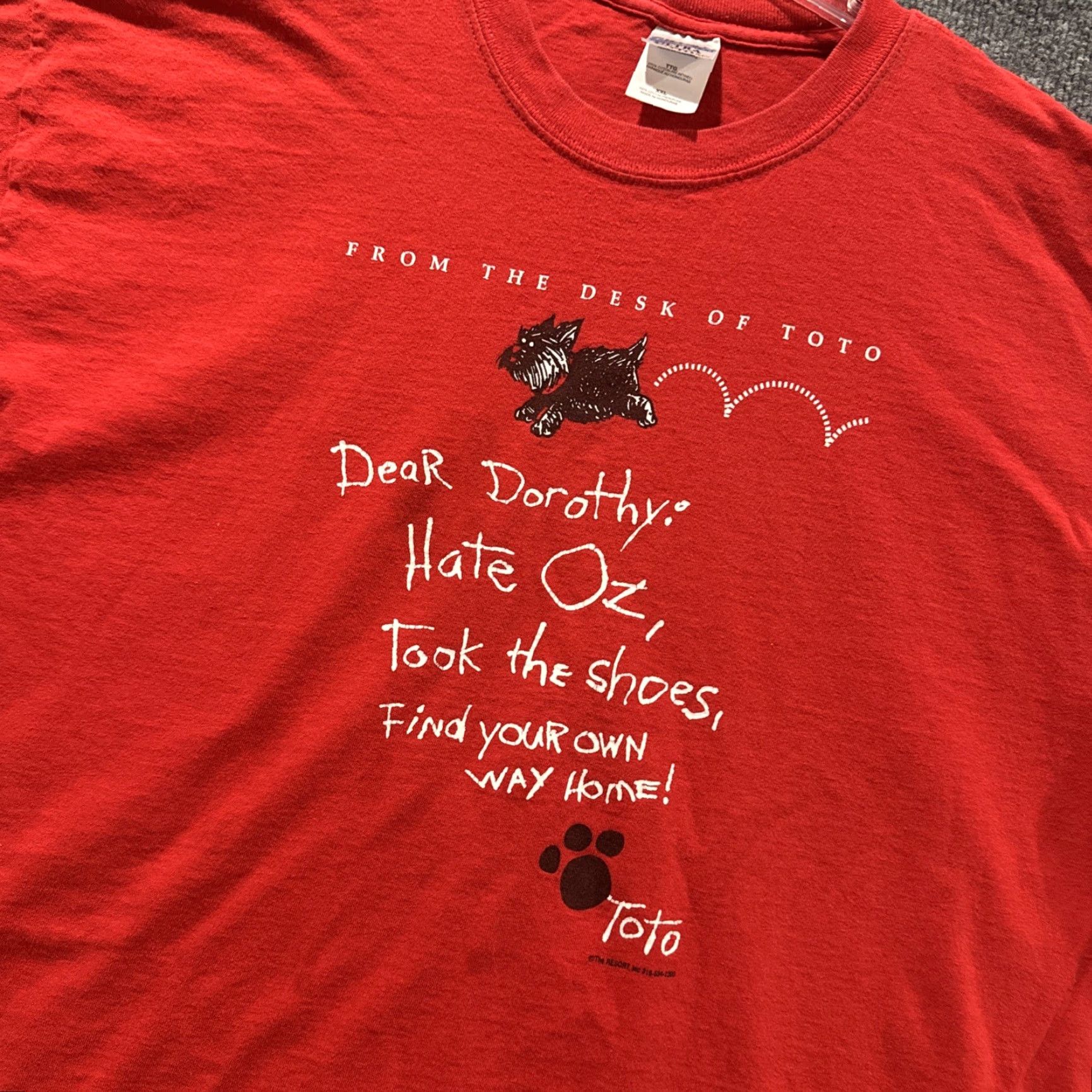 Gildan VINTAGE Wizard Of Oz Took The Shoes Toto Red T-Shirt Men’s 2XL HTF Y2K Mens 90s Gildan Regular Size 2XL Red T-Shirt Size US XXL / EU 58 / 5 - 2 Thumbnail