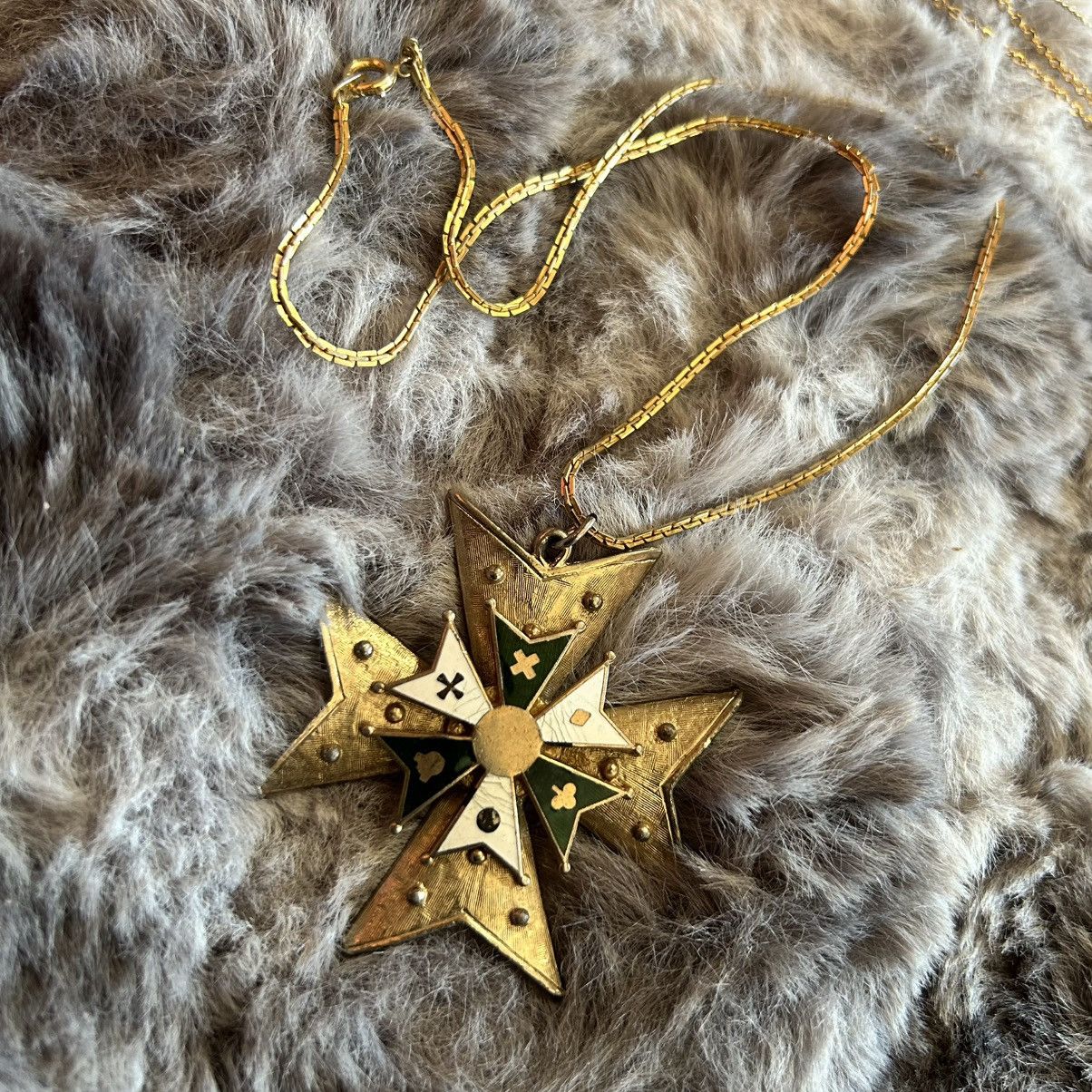 Vintage Vintage large enamel Maltese cross pendant on chain necklace Size ONE SIZE - 9 Thumbnail
