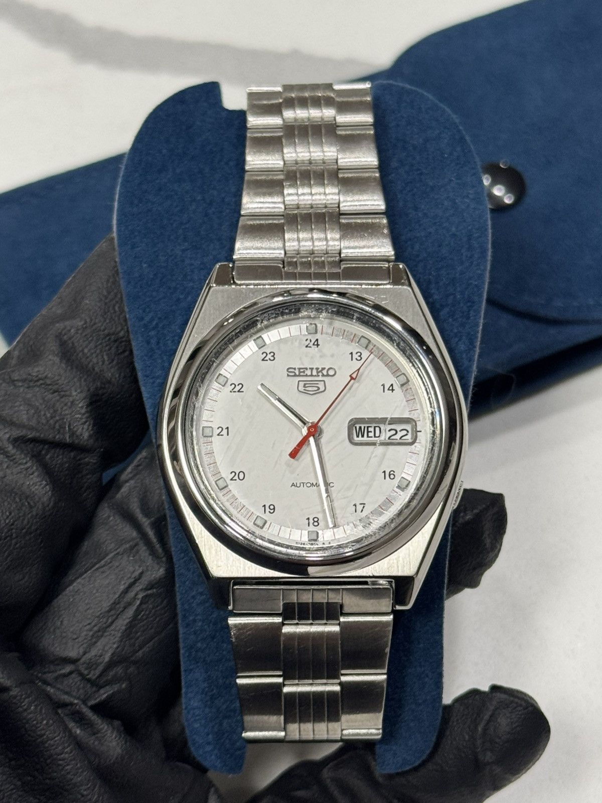 Seiko Vintage Seiko 5 7S26-8760 ‘Red Ticker’ Size 38 - 3 Thumbnail