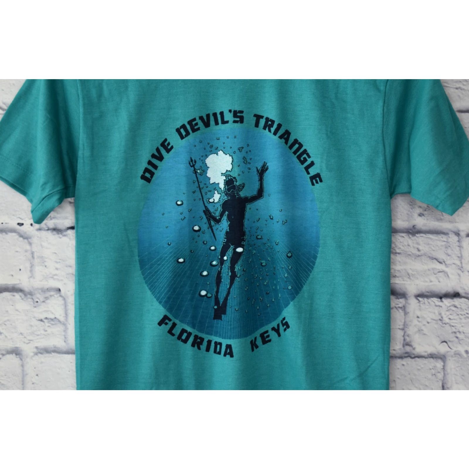 Triangl VINTAGE 80s Florida Keys Scuba Diver Bermuda Triangle T Shirt Fits XS USA Size US XS / EU 42 / 0 - 2 Thumbnail