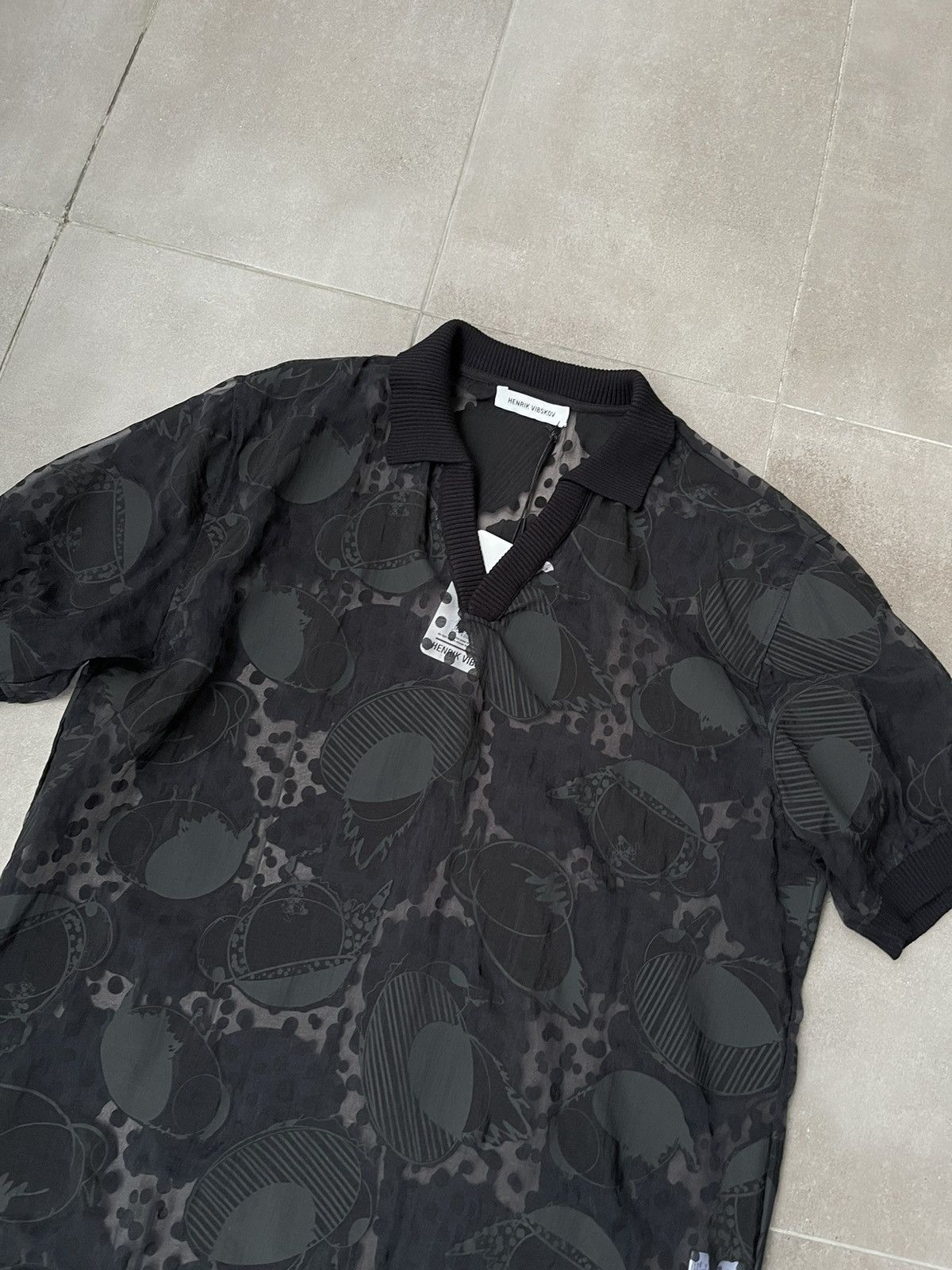 Henrik Vibskov !DS! SS23 Henrik Vibskov The BIG Polo Black Polo Tee Size US M / EU 48-50 / 2 - 14 Thumbnail