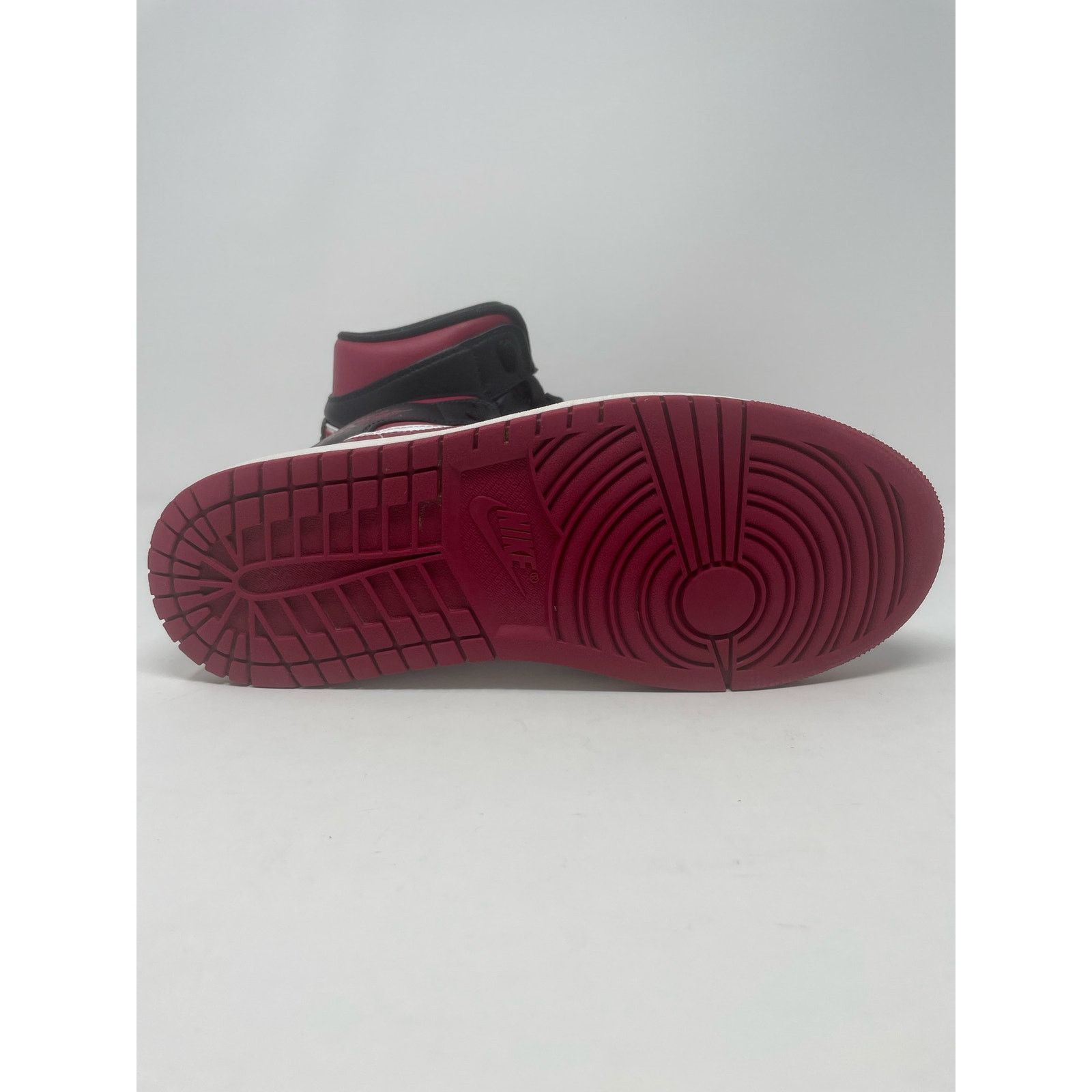 Jordan Brand Nike Air Jordan Retro 1 Mid Red Black 554724-066 Men Size 8 Size US 8 / EU 41 - 12 Thumbnail