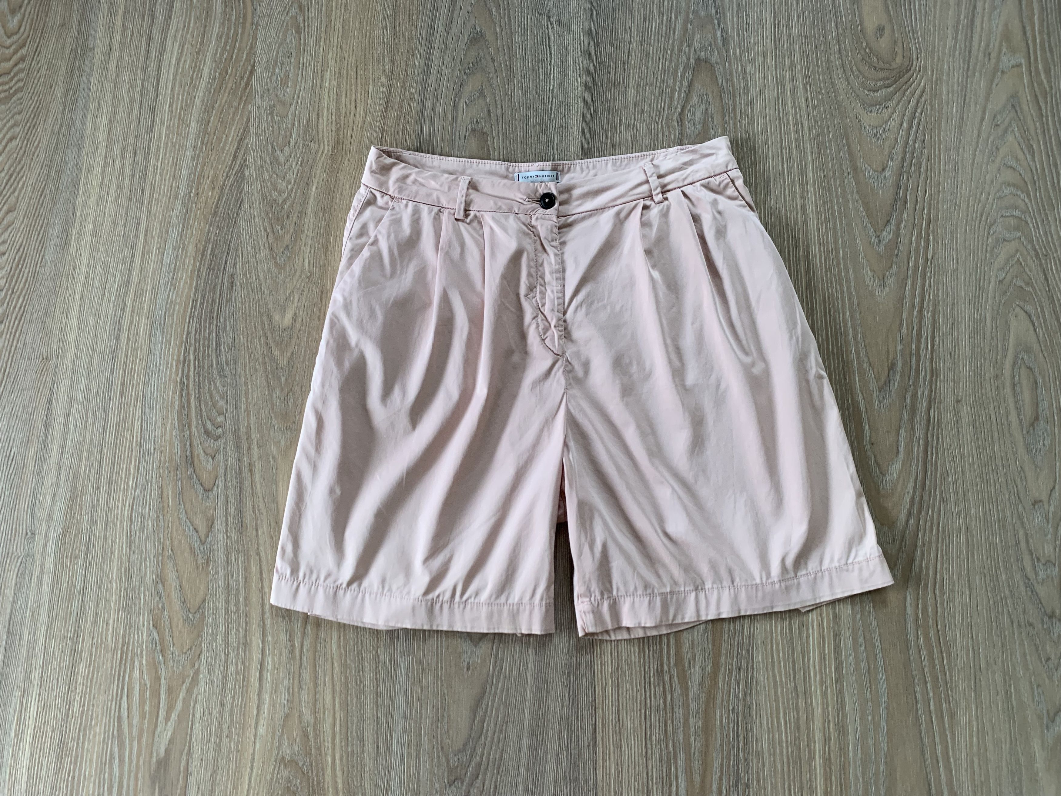 Tommy Hilfiger Tommy Hilfiger Women's Pleated Shorts Size L / US 10 / IT 46 - 1 Thumbnail
