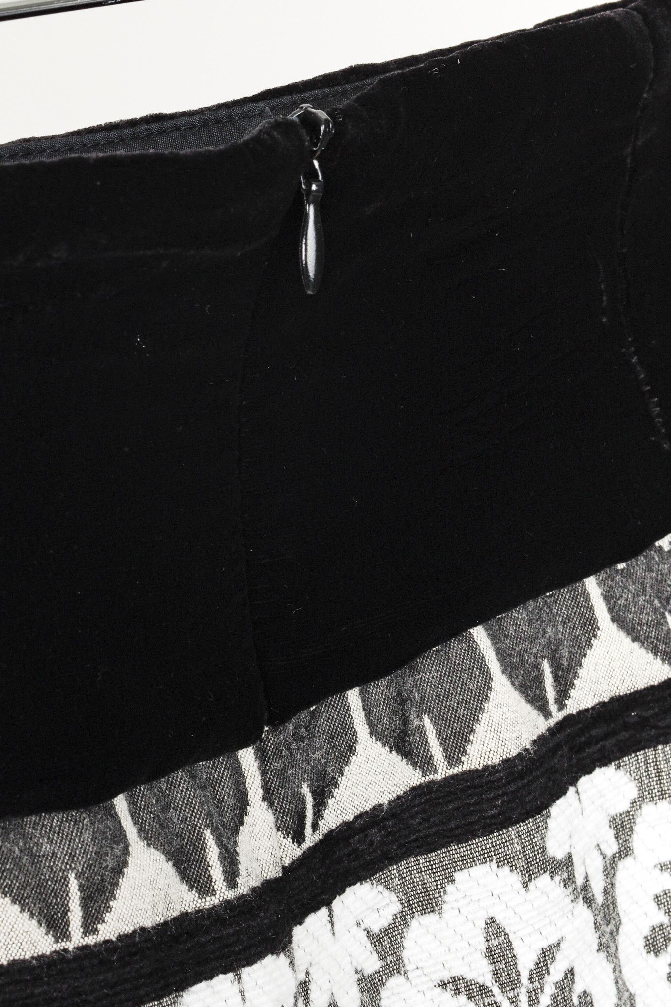 Emporio Armani Emporio Armani AW/09 Chevron-Jacquard Velvet-Waist Skirt Size 25" / US 0 / IT 36 - 7 Thumbnail