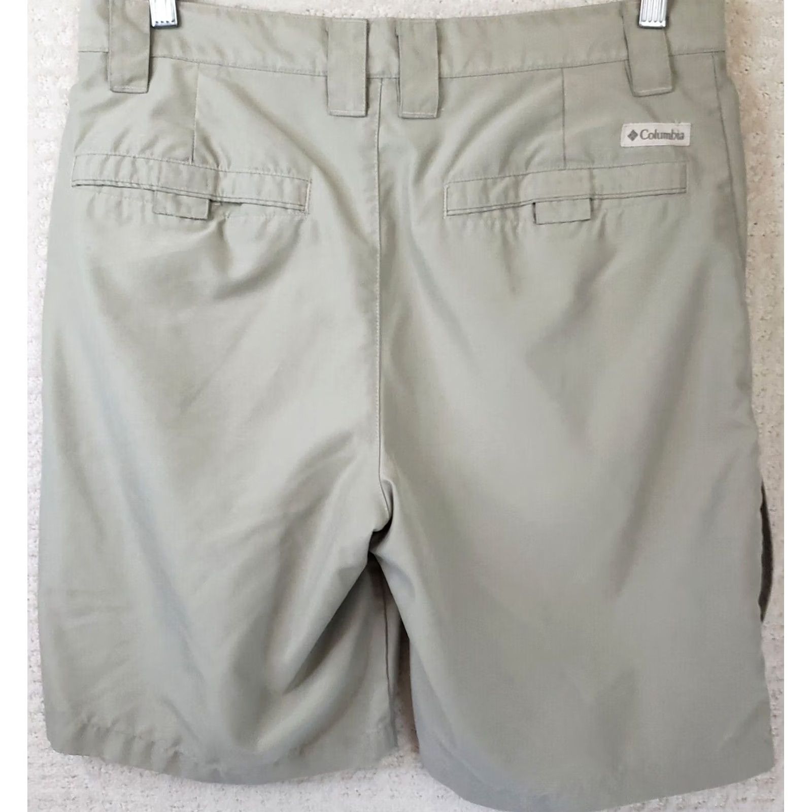 Vintage Columbia Men's Beige Shorts Bermuda 32x10 Cargo Pocket Zipper Flat Front Lightweight Breathable Polyester Short Inseam 10" Casual Outdoor Sports Logo Size US 32 / EU 48 - 4 Thumbnail