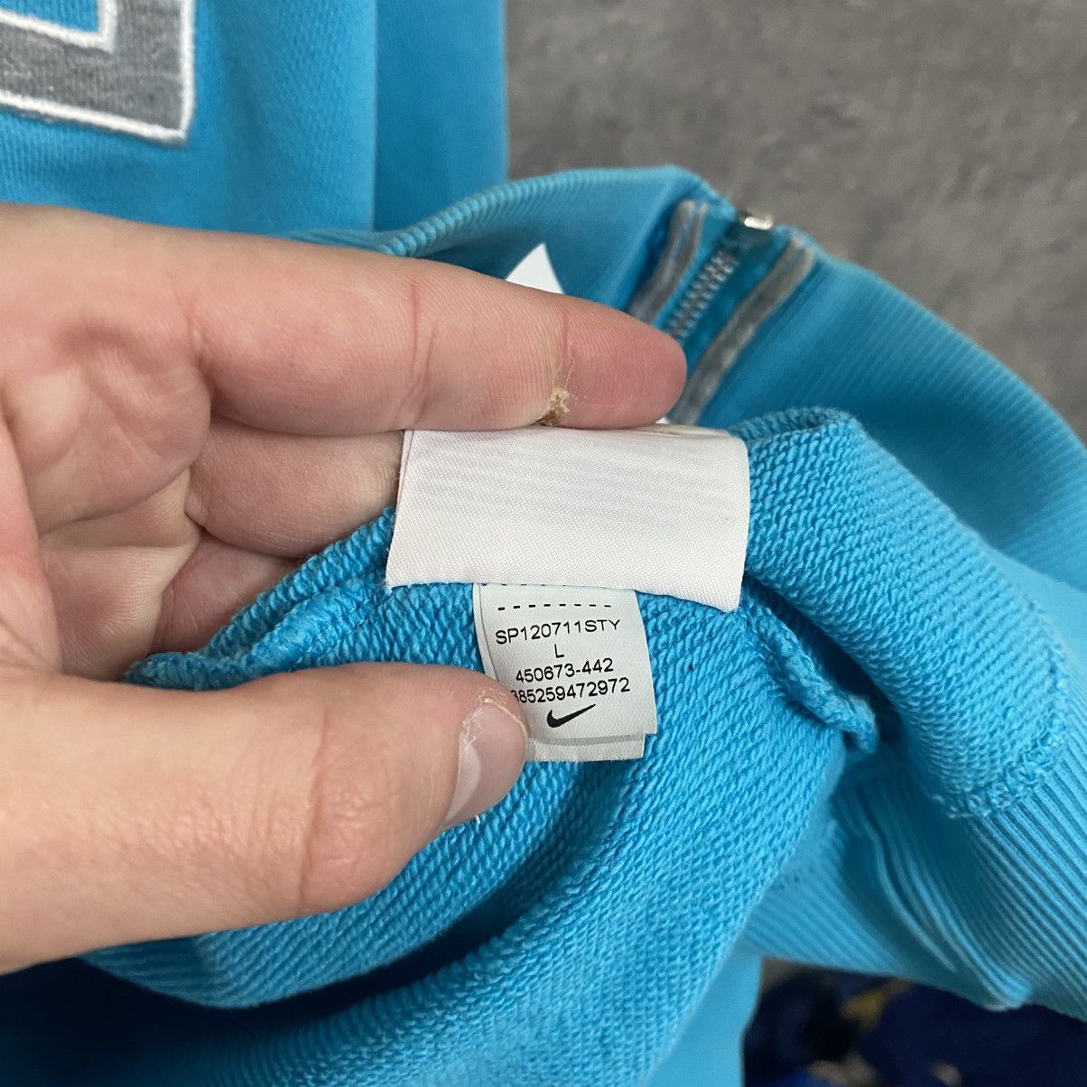 Nike Vintage Nike Zip Hoodie Big Logo Center Swoosh Y2K 90s Size US L / EU 52-54 / 3 - 13 Thumbnail