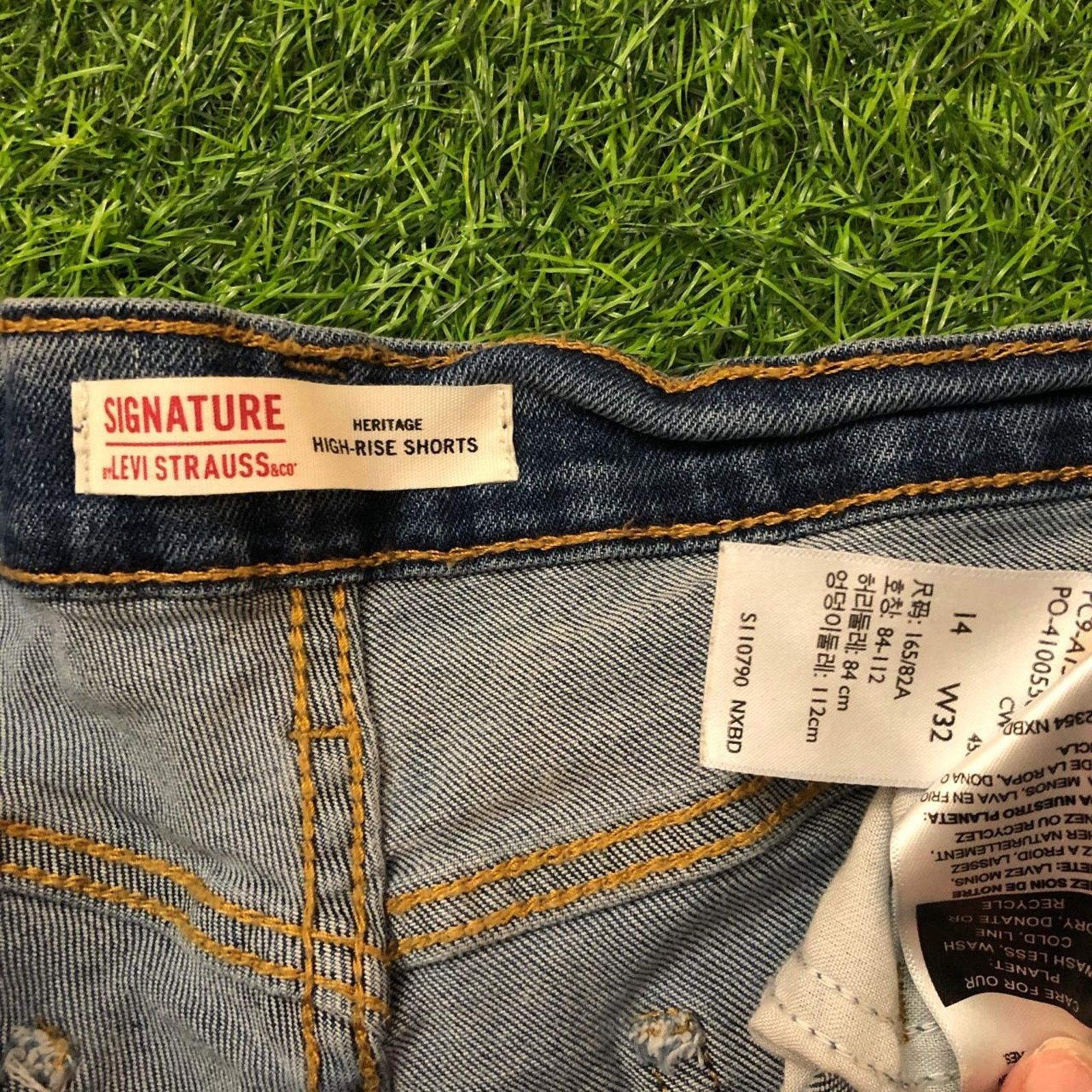 Levi's Women's Denim Levi & Strauss Heritage High Rise Jean Shorts Size 32" / US 10 / IT 46 - 2 Thumbnail