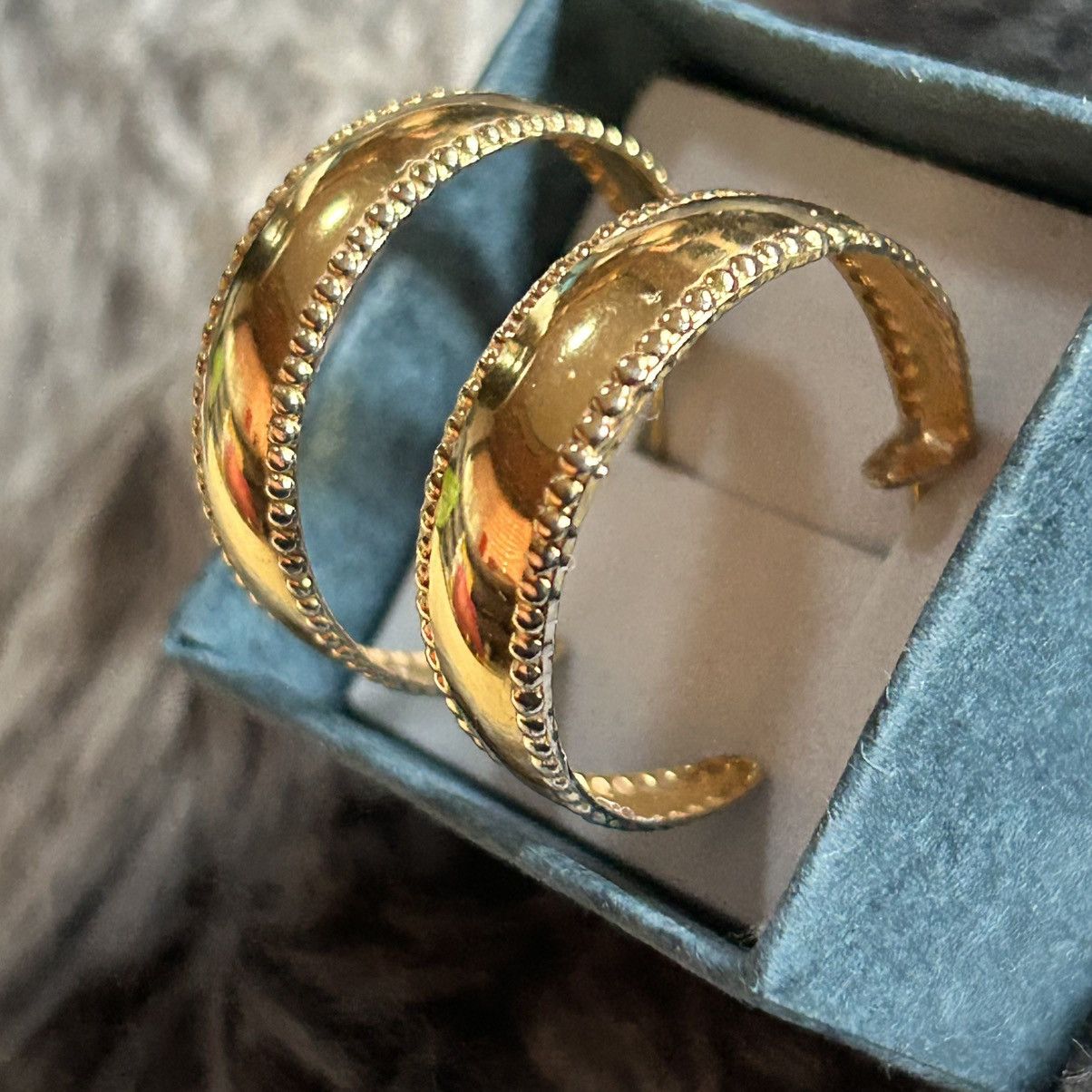Vintage Vintage 80s gold plated mirror finish grommet hoop earrings Size ONE SIZE - 1 Thumbnail