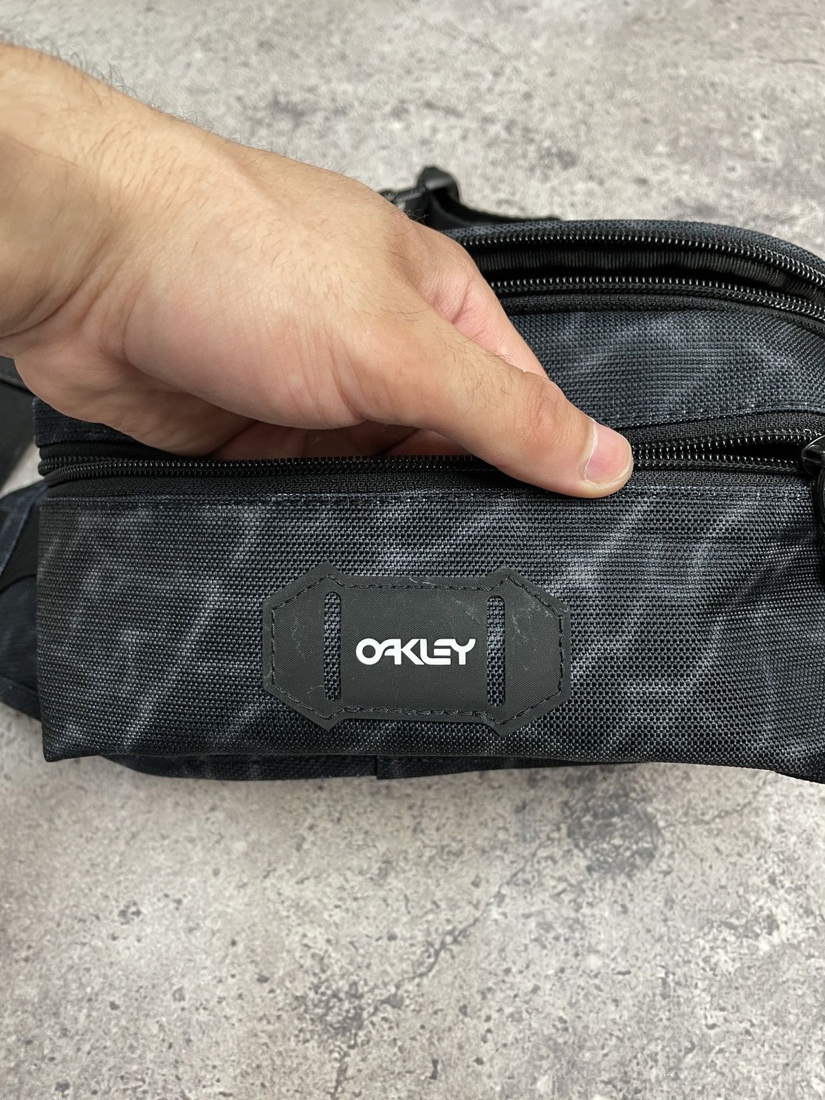 Vintage Vintage Oakley Y2K Sling Bag Messenger Bag Size ONE SIZE - 4 Thumbnail