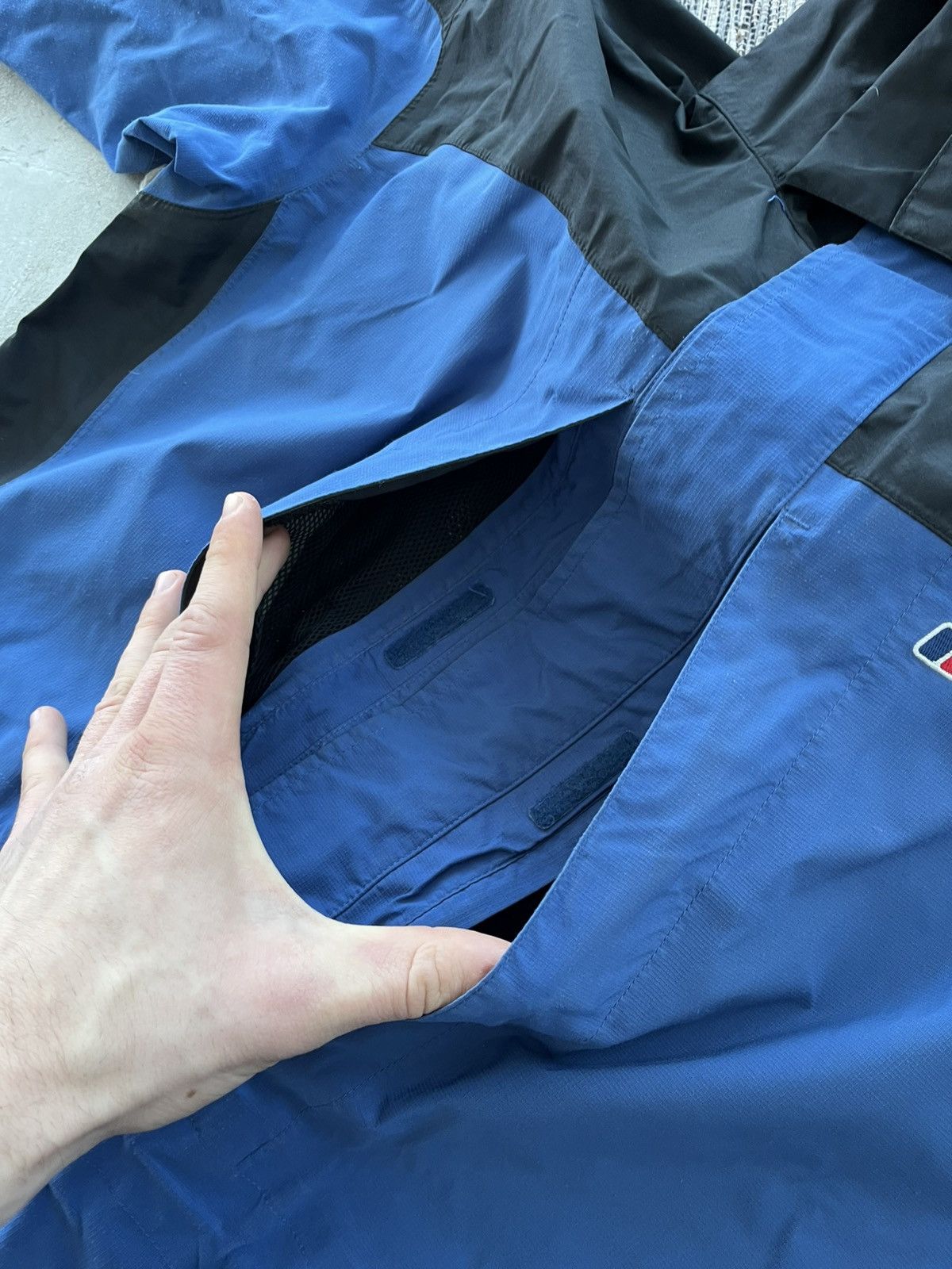 Berghaus Vintage Berghaus GoreTex Navy Black Windbreaker Jacket Y2K Size US L / EU 52-54 / 3 - 15 Thumbnail