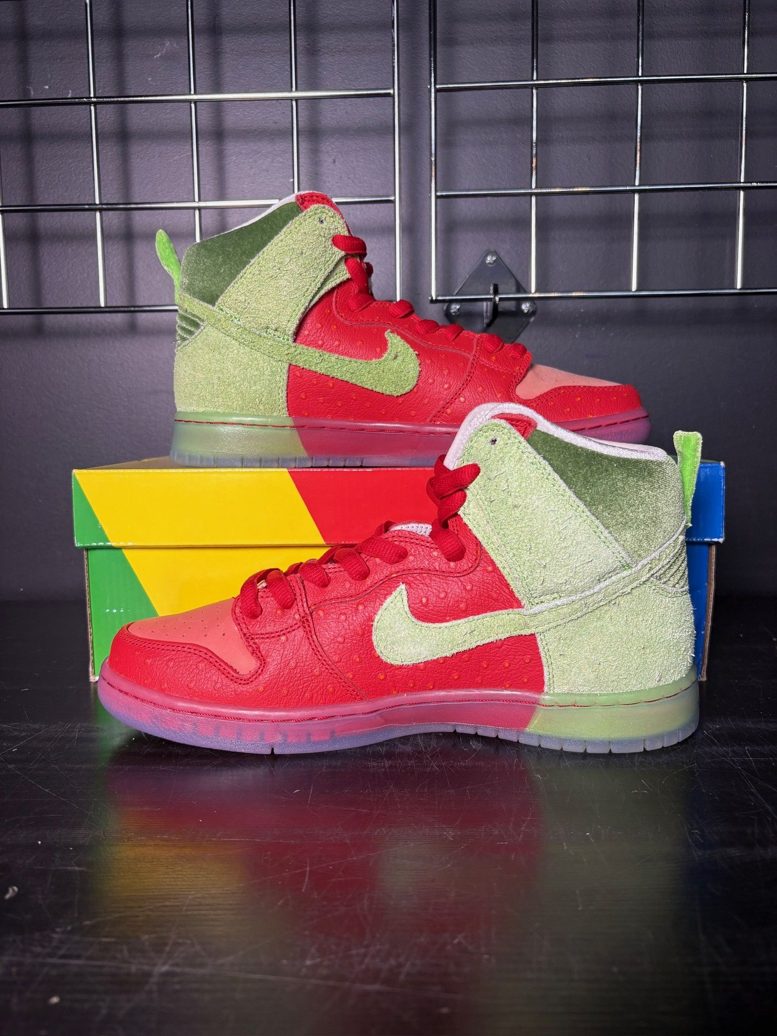 Nike Nike SB Dunk High "Strawberry Cough" - Size 9 Size US 9 / EU 42 - 2 Thumbnail