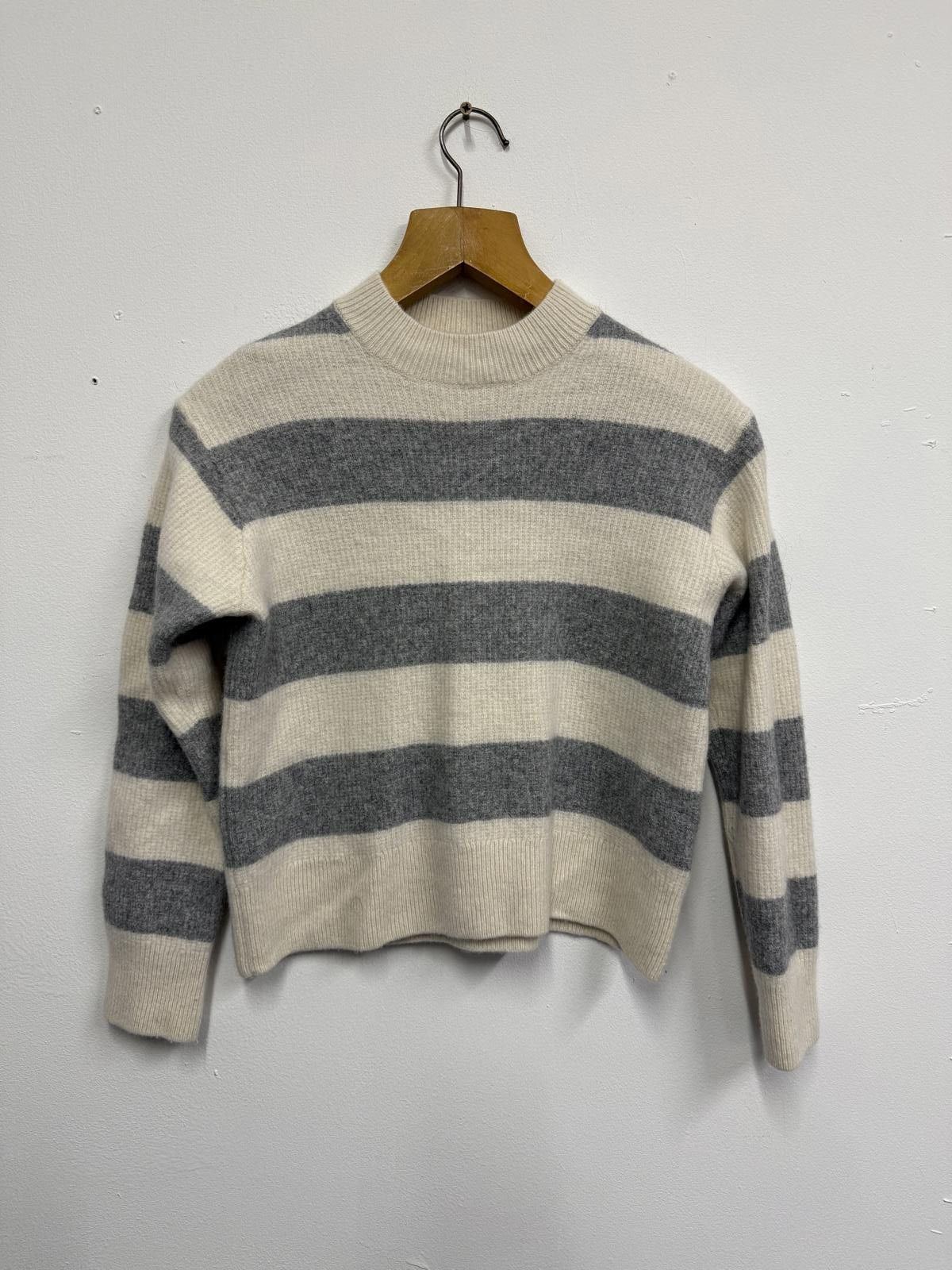 Uniqlo Uniqlo Striped Grey and Cream Knit Sweater Size M / US 6-8 / IT 42-44 - 1 Thumbnail