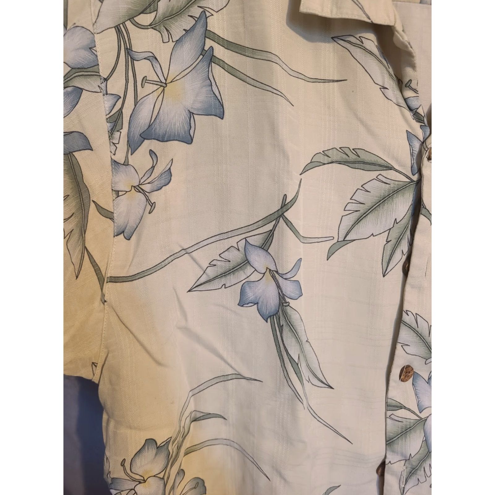 Tommy Bahama VINTAGE Tommy Bahama Shirt L Silk Hawaiian Camp Floral Short Sleeve Men Blues on Beige 90s Surf California Beach Relax Mens Shirt Size US L / EU 52-54 / 3 - 4 Thumbnail