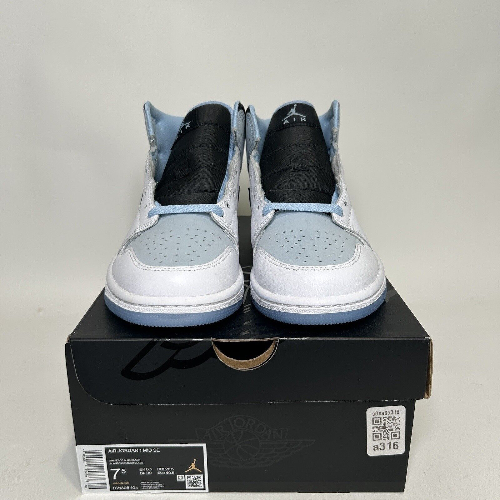 Nike Nike Air Jordan 1 Mid SE “UNC/Ice Blue" 2024 Size US 7.5 / EU 40-41 - 2 Thumbnail