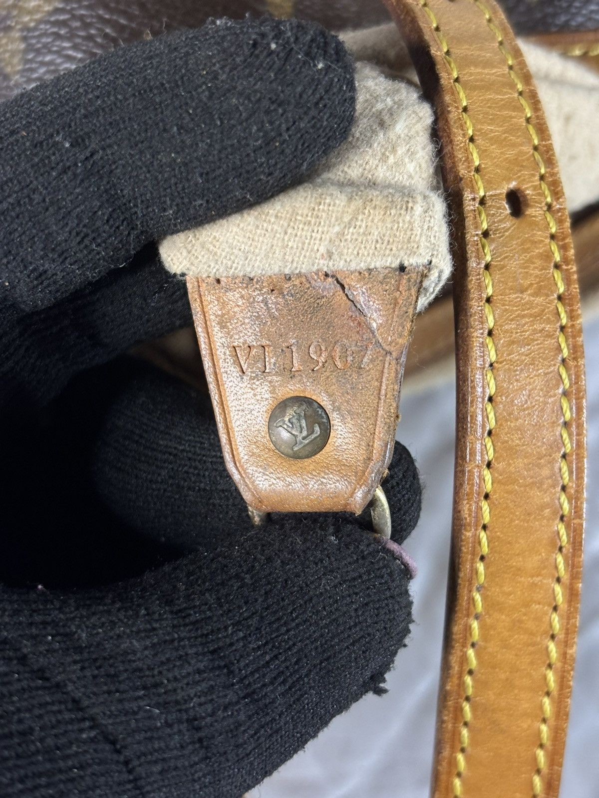 Louis Vuitton (heavy worn) Louis Vuitton Bucket Size ONE SIZE - 8 Thumbnail