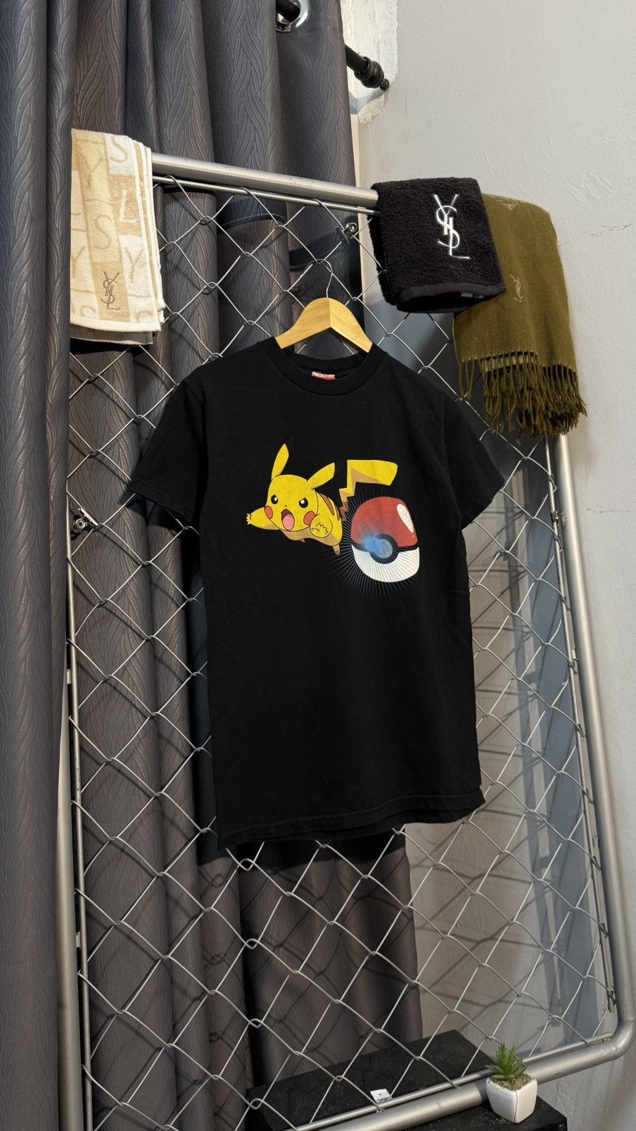 Pokemon 2007 POKEMON PIKACHU NINTENDO GIANT TSHIRT Size US S / EU 44-46 / 1 - 1 Thumbnail