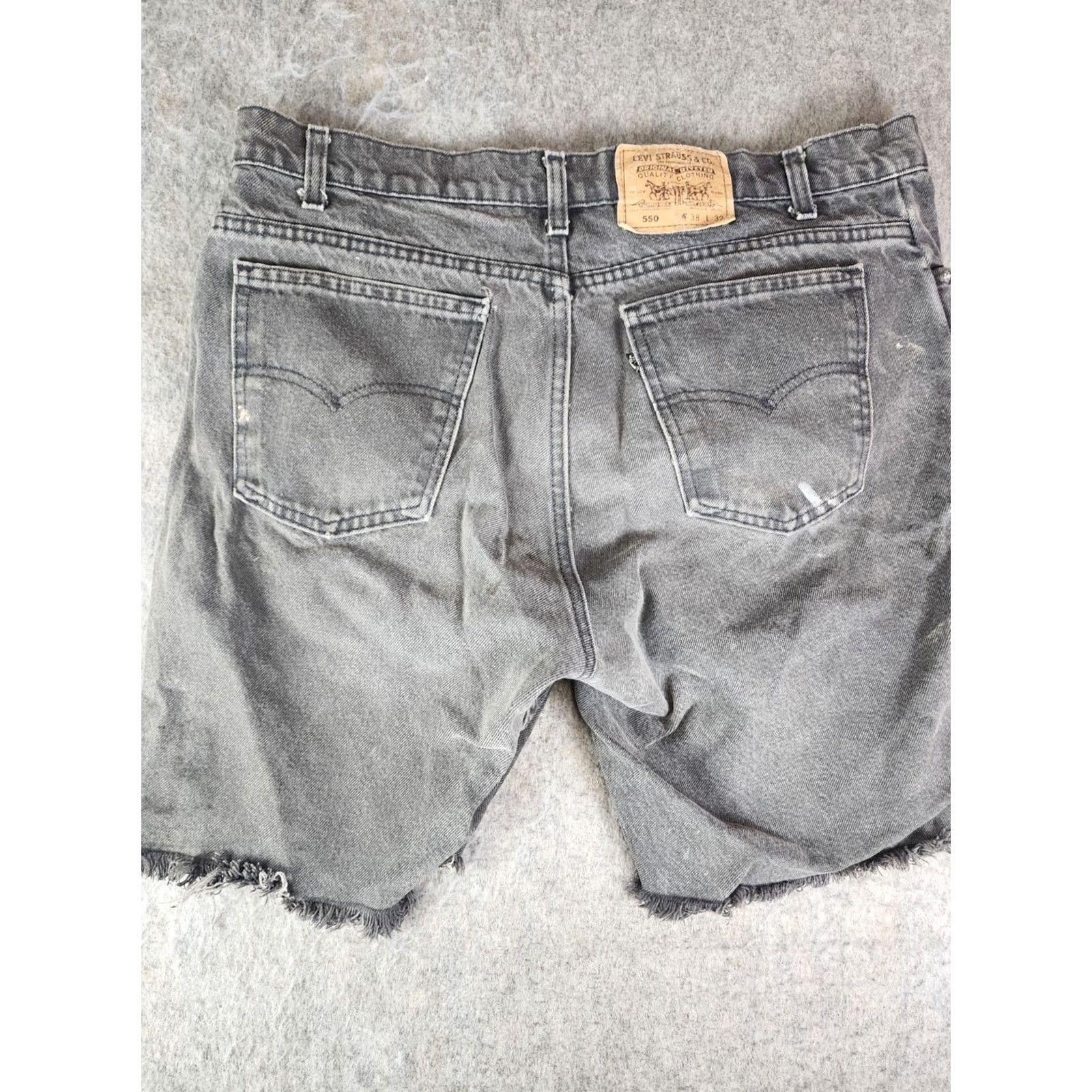 Levi's Vintage Levi's 550 Jeans Shorts Mens 36 Black Distressed Denim USA 5-Pocket Relaxed Straight Package N/A Size US 36 / EU 52 - 4 Thumbnail