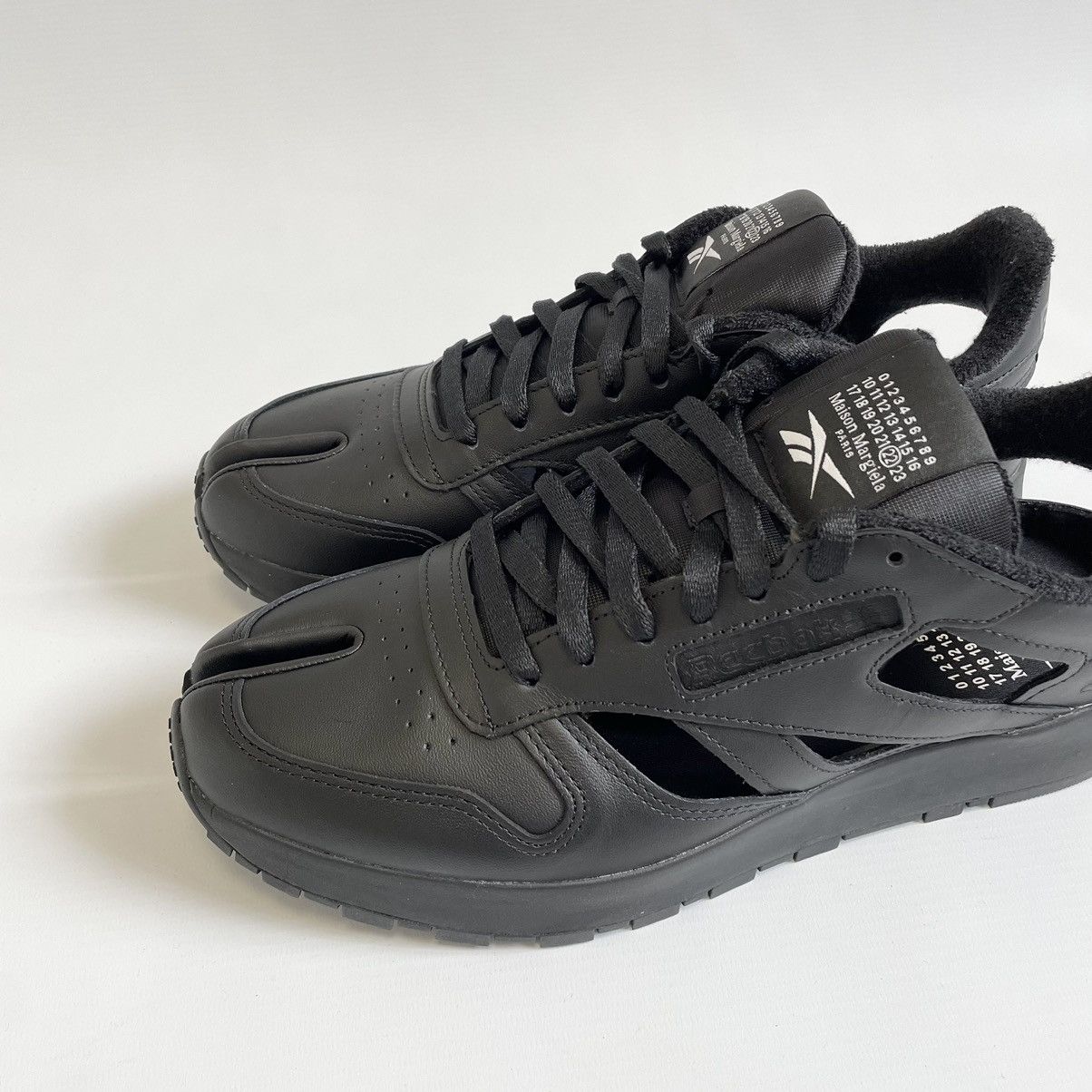 Maison Margiela × Reebok ‘Project 0 CL’ Tabi Cut Out Sneakers Size US 9 / IT 39 - 5 Thumbnail