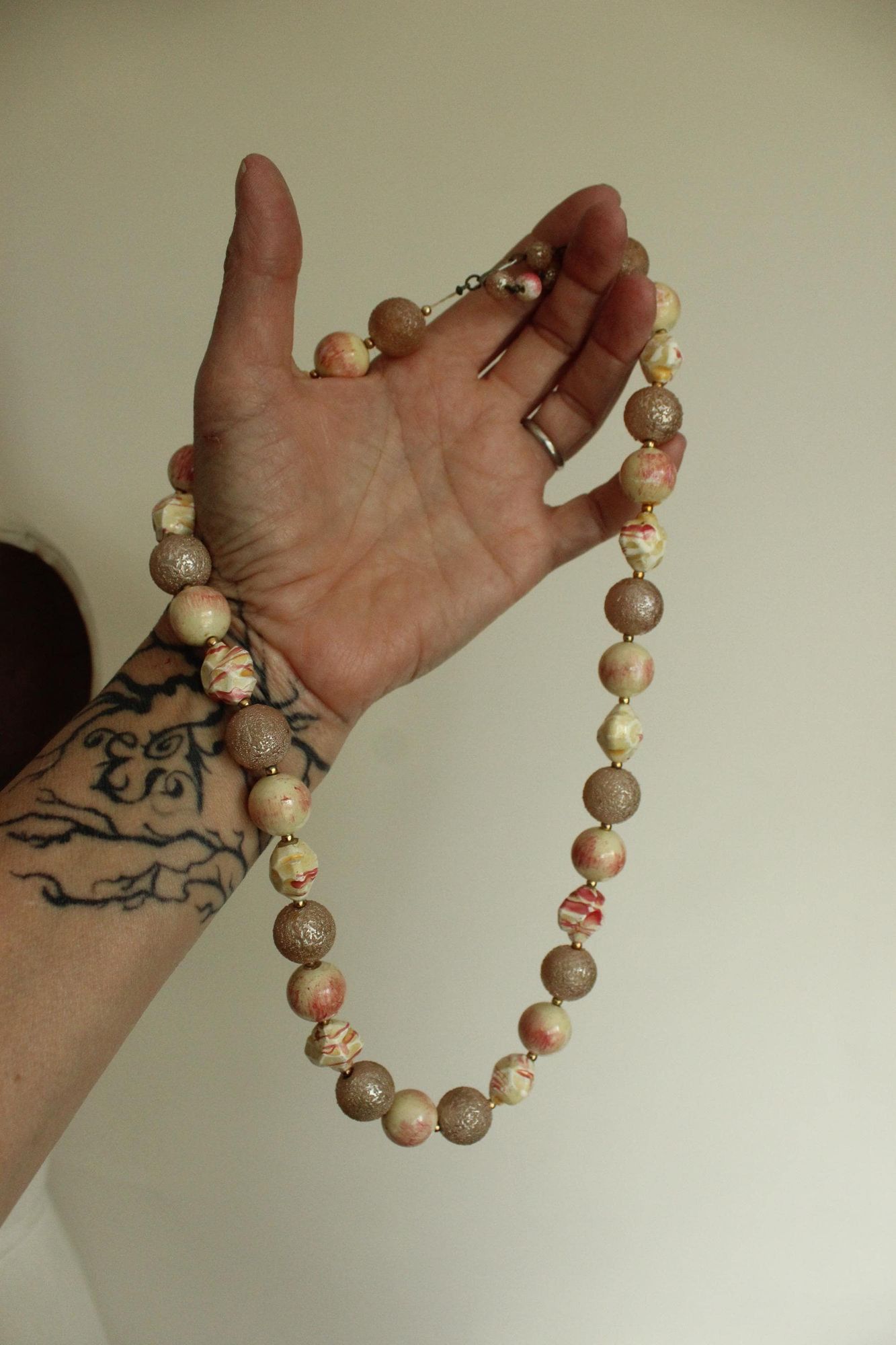 Vintage Vintage 1960s Necklace, Pink and White Large Beads with Gold Size ONE SIZE - 9 Thumbnail