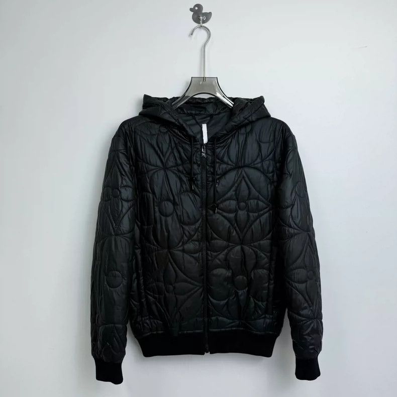 Louis Vuitton Louis Vuitton Embossed dark pattern three-flower full-prin Size US S / EU 44-46 / 1 - 1 Thumbnail