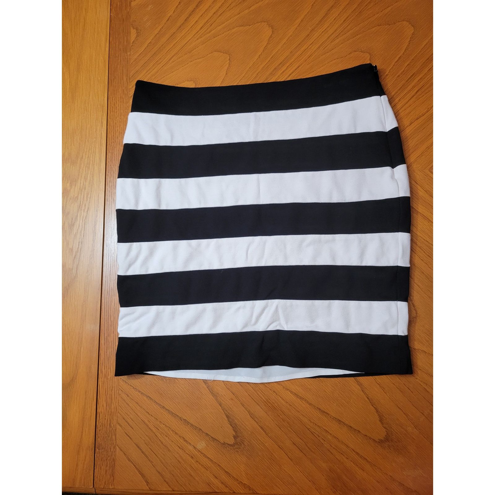 White House Black Market White House Black Market Knee Length Pencil Skirt 6 Size 28" / US 6 / IT 42 - 1 Thumbnail