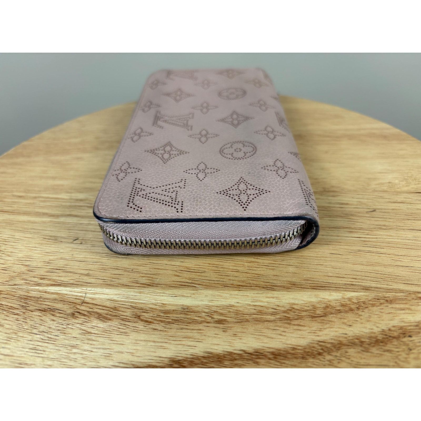 Louis Vuitton Authentic Louis Vuitton Pink Mahina Zippy Travel Wallet Size ONE SIZE - 5 Thumbnail