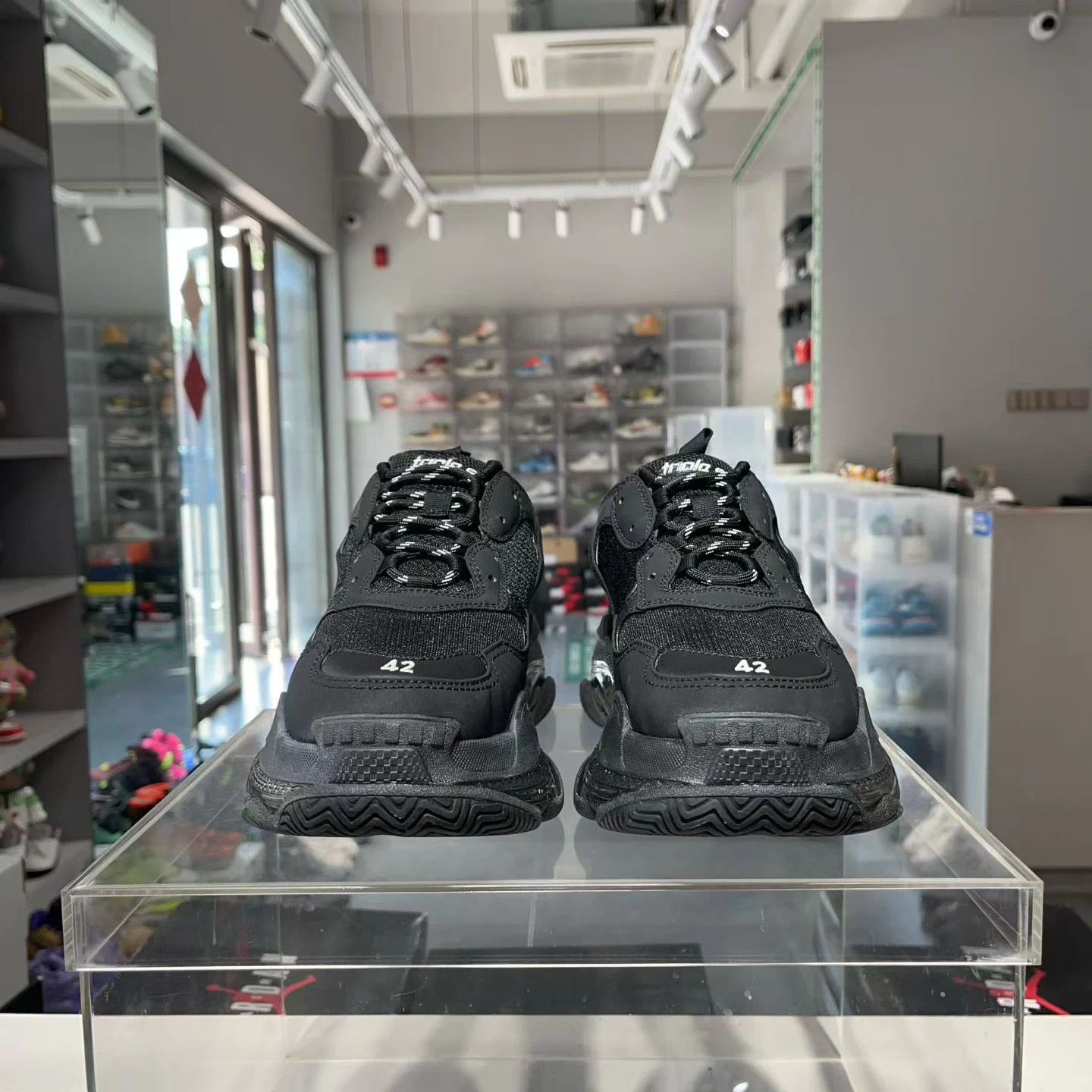 Balenciaga Balenciaga Triple S New Black Air Dad Sneaker 42 Near Mint Size US 9 / EU 42 - 2 Thumbnail