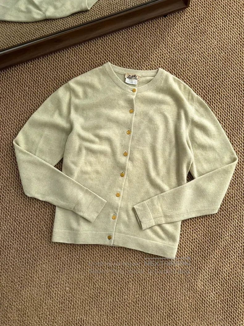Hermes Hermes Gold Button Cashmere Knit Top, Madder Red Size L / US 10 / IT 46 - 4 Thumbnail