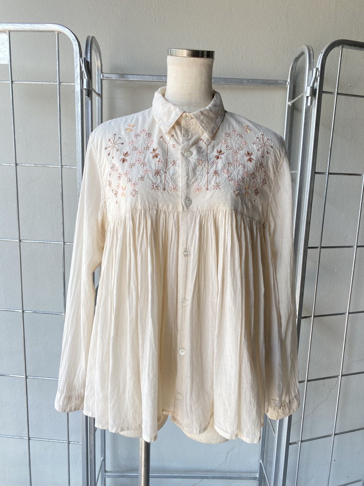 Sunao Kuwahara Sunaokuwahara Cream Victorian-Style Embroidered Blouse. Size M / US 6-8 / IT 42-44 - 1 Thumbnail