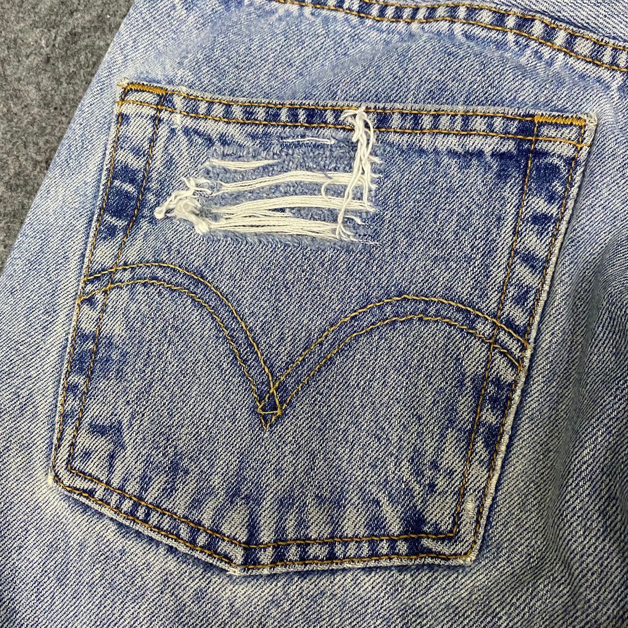 Levi's 💥Vintage Levis 501 Distressed denim Kurt Cobain Style Size US 32 / EU 48 - 11 Thumbnail