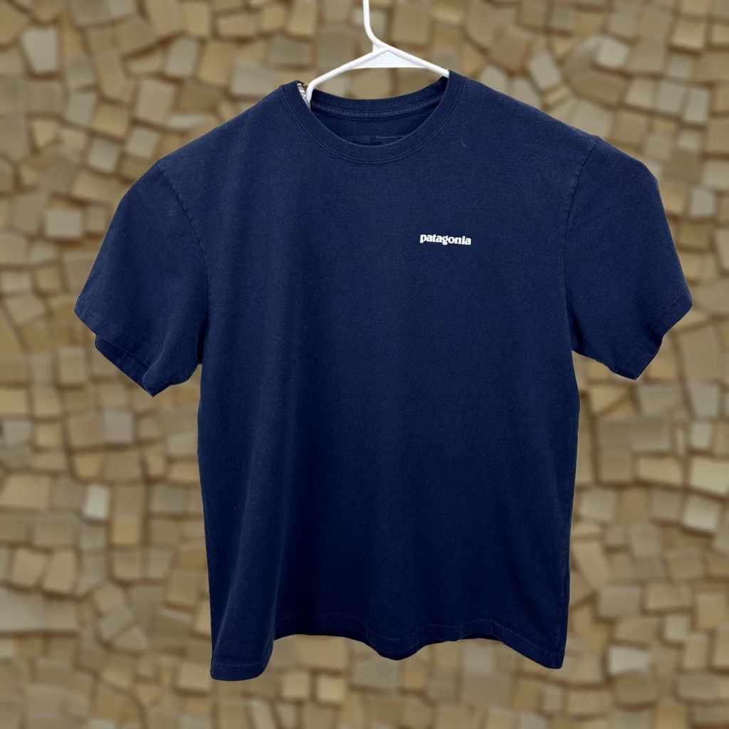 Patagonia Patagonia Shirt Mens Large Navy Blue P-6 Logo Graphic T-shirt Short Sleeve Blue Cotton Polyester Crew Neck Men’s Regular Size US L / EU 52-54 / 3 - 1 Thumbnail