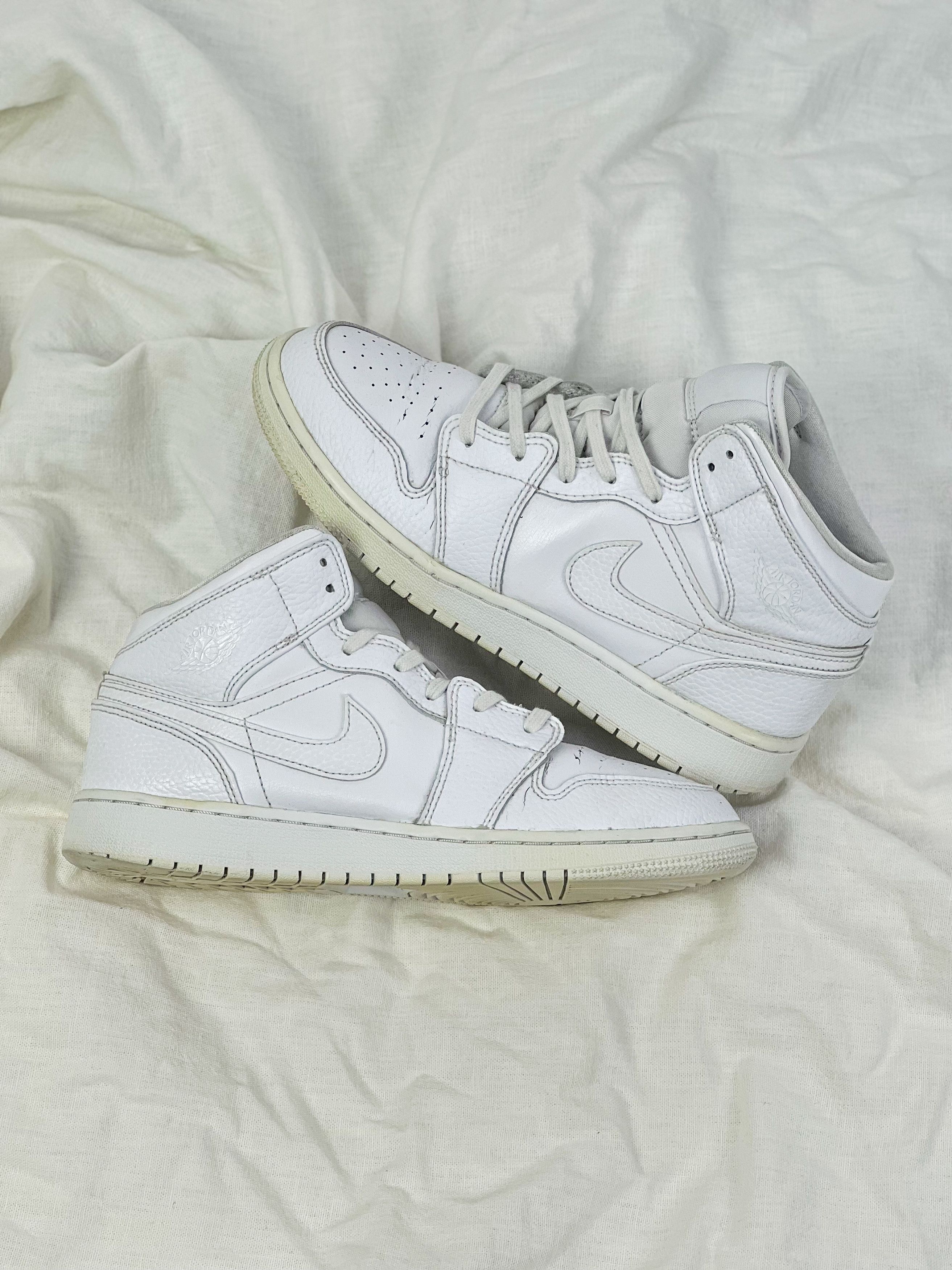 Jordan Brand Jordan 1 Retro Mid Triple White Size US 8 / IT 38 - 1 Thumbnail