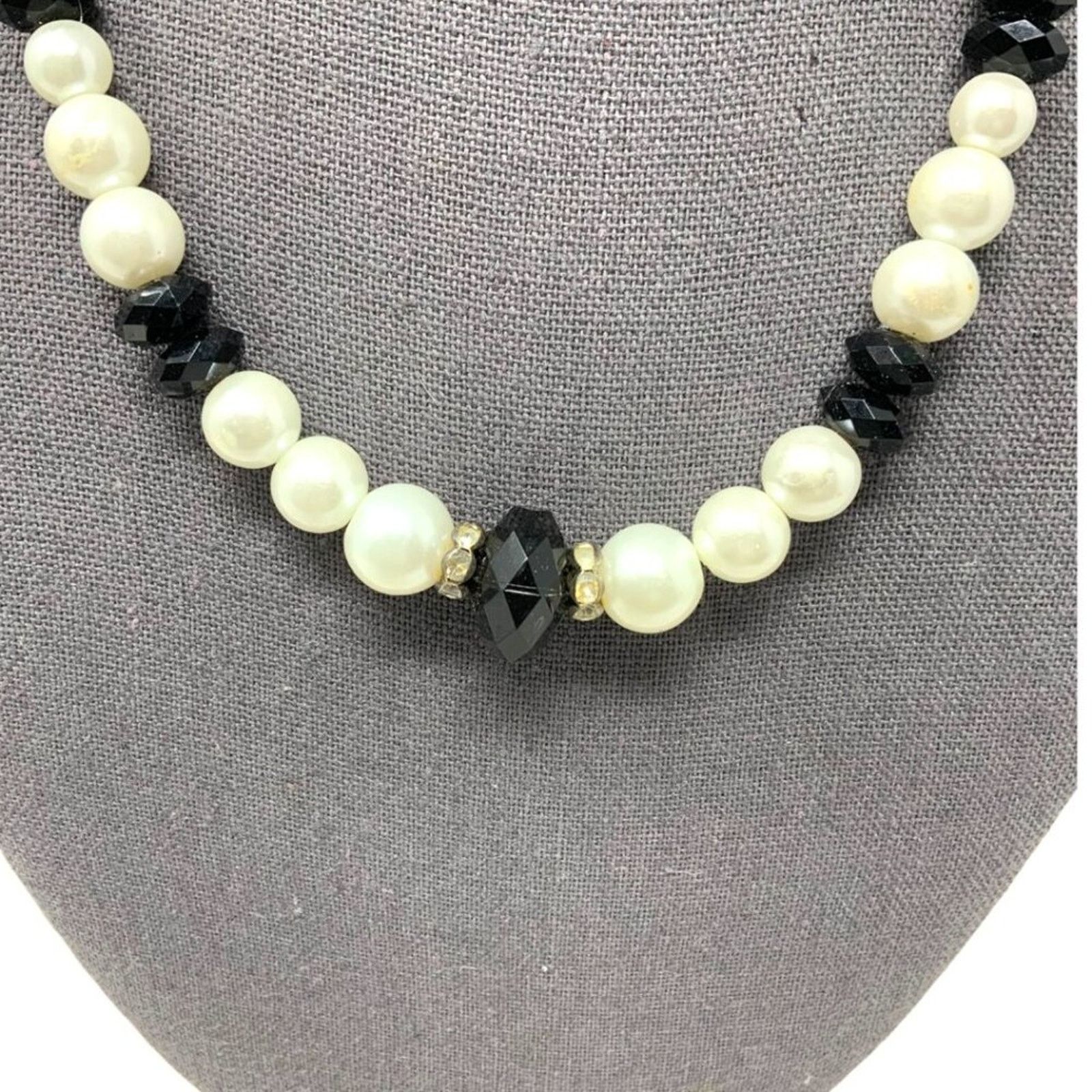 Other Vintage Black White Beaded Rhinestone Charm Necklace Size ONE SIZE - 2 Thumbnail