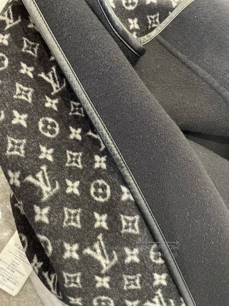 Louis Vuitton Louis Vuitton Black long full logo presbyopic bathrobe coa Size XXS / US 00 / IT 34 - 9 Thumbnail