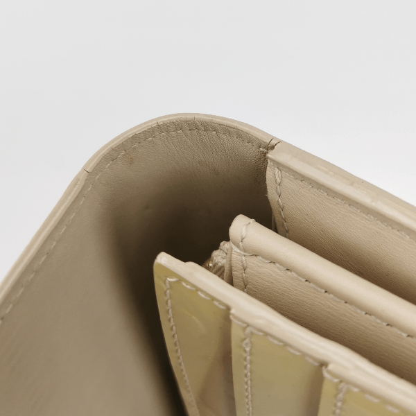 Louis Vuitton Louis Vuitton (LV) Patent leather solid color embossed mono Size ONE SIZE - 8 Thumbnail