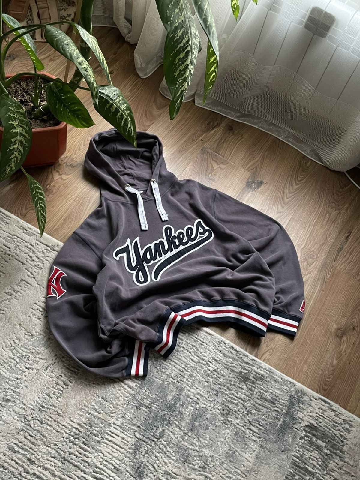 New York Yankees New York Yankees Vintage Big Logo Hoodie Size US XL / EU 56 / 4 - 1 Thumbnail