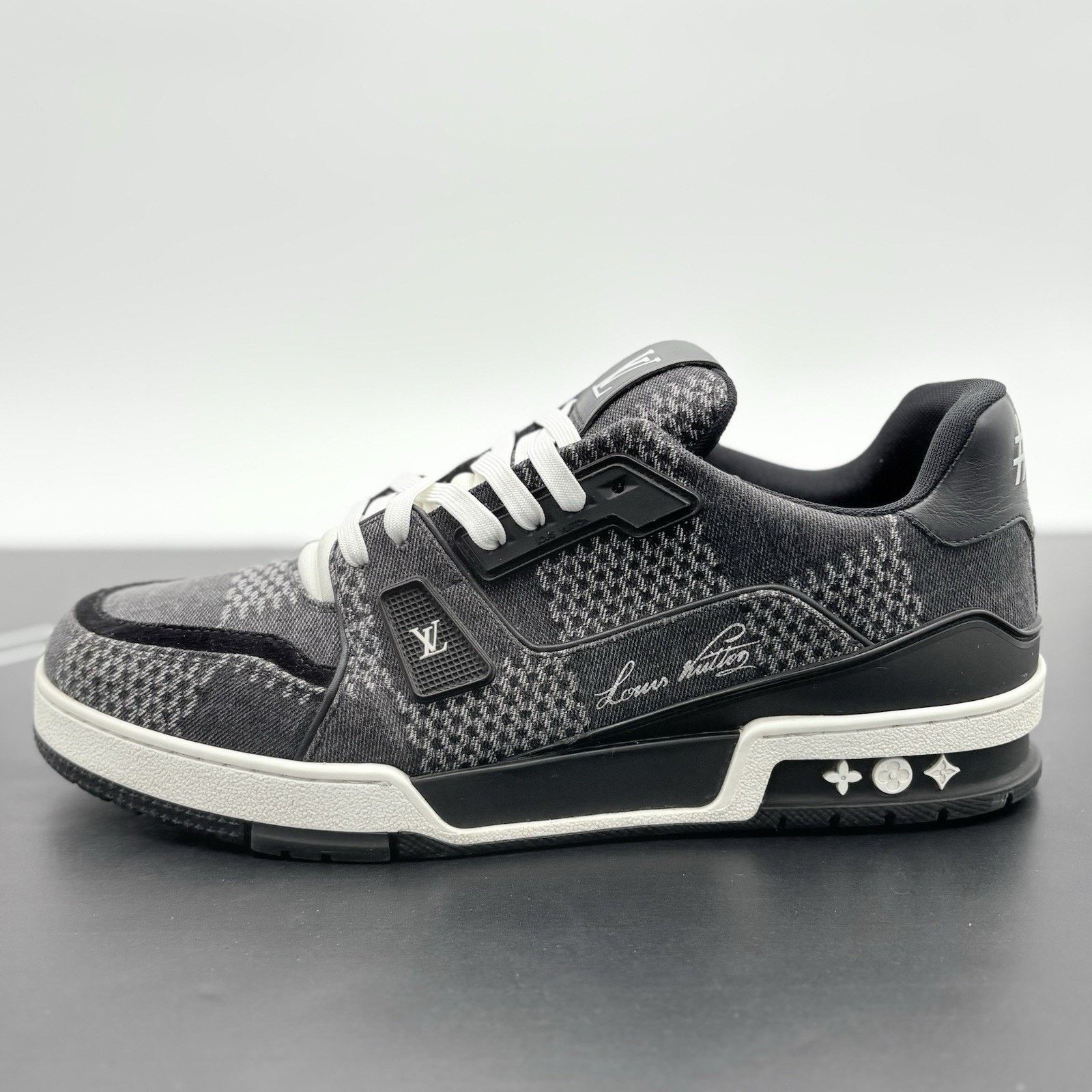 Louis Vuitton 10.5-11 US Louis Vuitton Trainer ' Black White '| VERY CLEAN Size US 11 / EU 44 - 8 Thumbnail