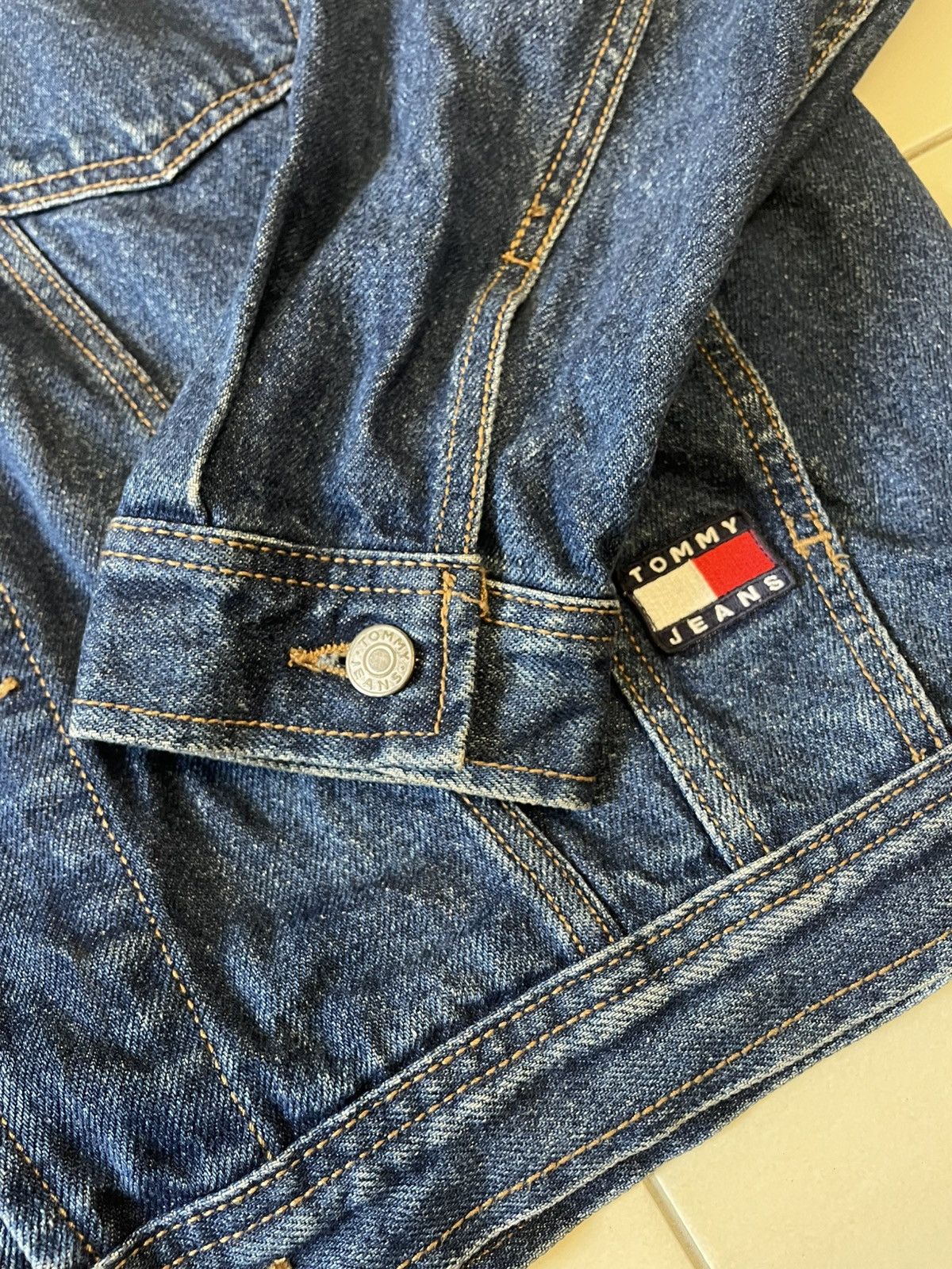 Tommy Hilfiger Vtg 90s Tommy Jeans Big Flag Trucker / Denim Jacket Size US M / EU 48-50 / 2 - 4 Thumbnail