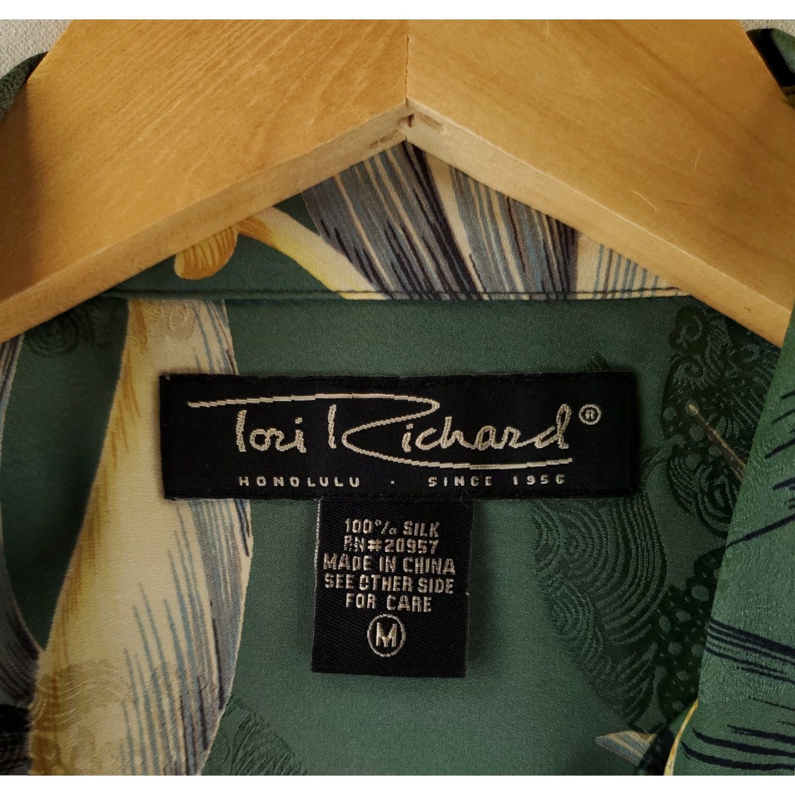 Tori Richard Tori Richard Shirt Hawaiian 100% Silk Palm Fronds Green Mens Medium Green Mens Short Sleeve Size US M / EU 48-50 / 2 - 3 Thumbnail