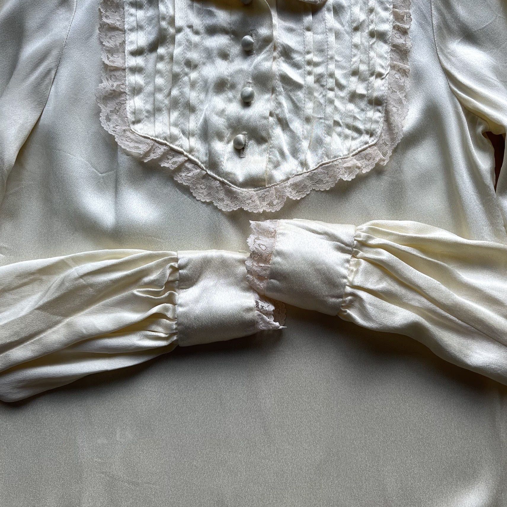 Vintage VINTAGE Gunnies Blouse Shirt Women 5 Ivory 70s Western Embroidered Satin Rayon Angel Logo Casual Sleeve Long Size S / US 4 / IT 40 - 5 Thumbnail