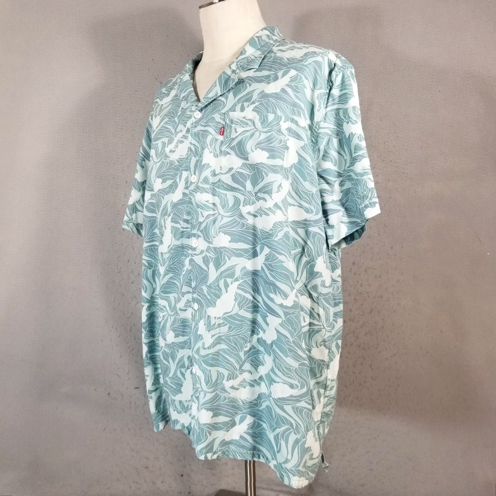 Levi's Hawaiian Shirt Men 2XL Blue Floral Short Sleeve Button-Up Shirt Knit Cotton Polyester Casual Travel