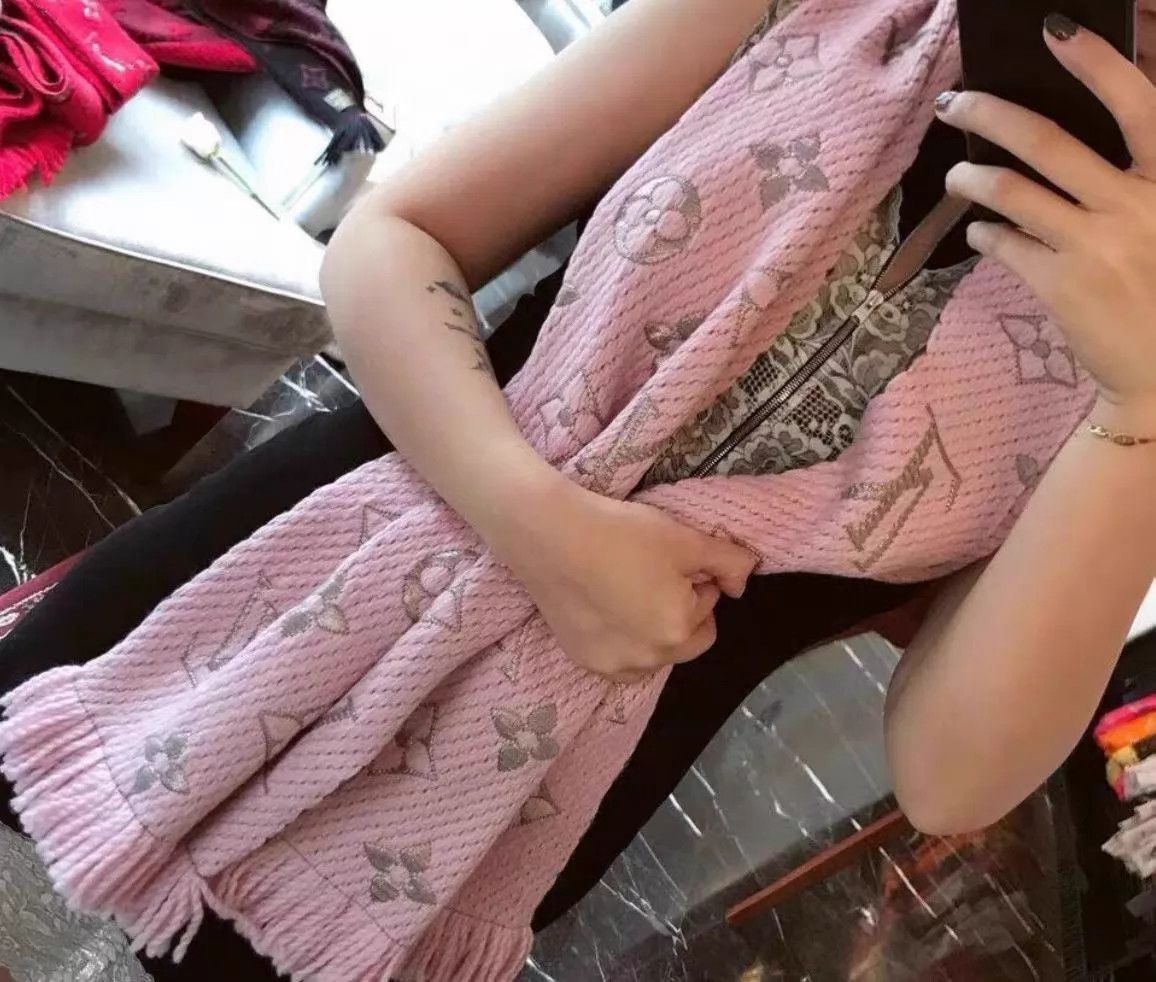 Louis Vuitton LV Pink Silver Threads Knit Scarf M797 MINT 160x30 Size ONE SIZE - 2 Thumbnail