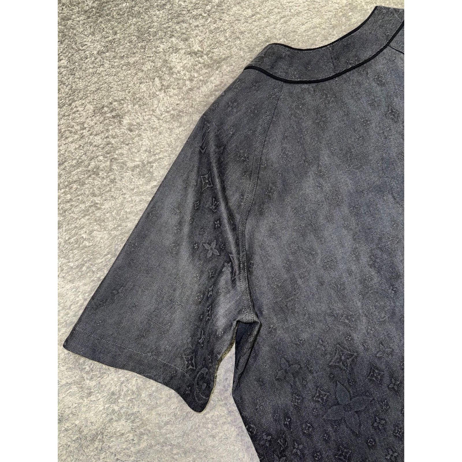 Louis Vuitton Louis Vuitton Black Embossed Monogram Logo Baseball Shirt Size US L / EU 52-54 / 3 - 18 Thumbnail
