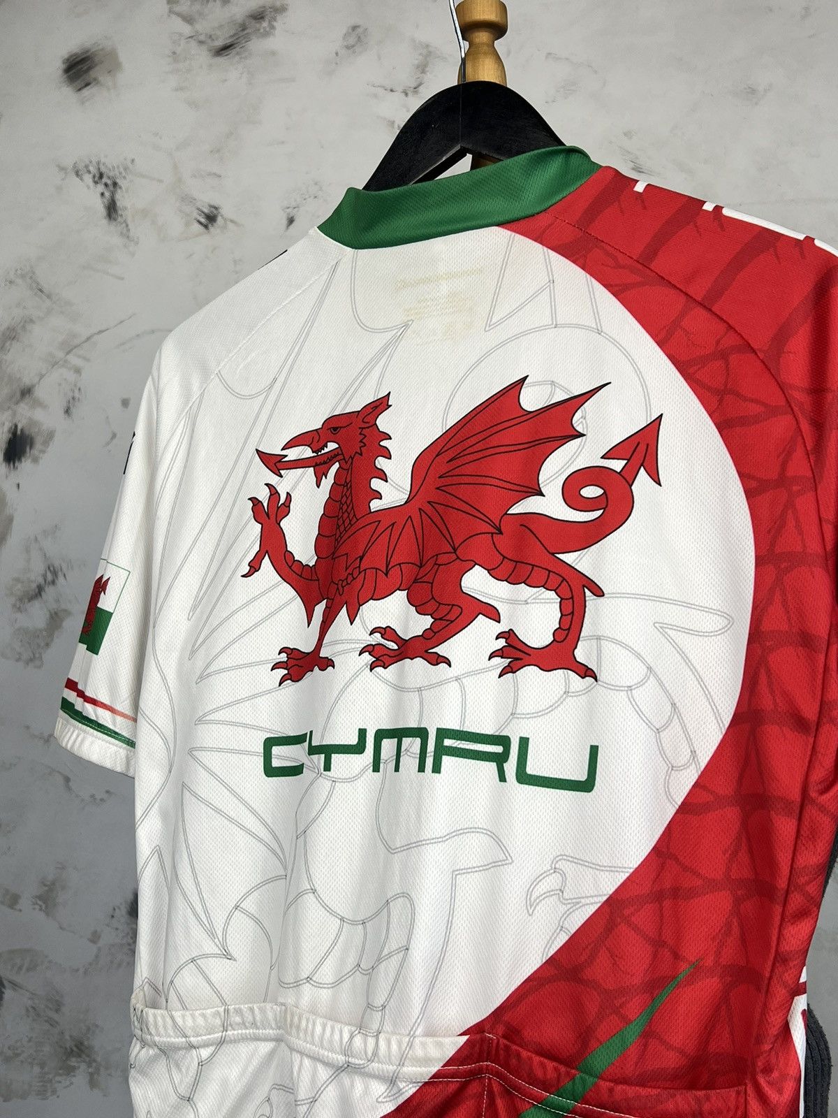 Vintage 2011 Endura Cymru Wales Cycling Jersey Size L Size US L / EU 52-54 / 3 - 7 Thumbnail